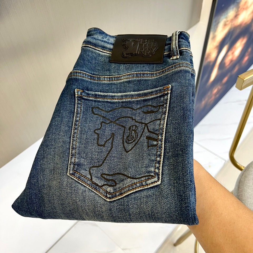 NO:488830,Burberry, 2025s spring and summer new style, men's classic color wash light blue retro wash cotton stretch jeans!  It is made of imported 98 cotton 2 rubber-blend denim cotton cloth, with a heavy environmentally friendly plant enzyme washing process, the texture has a light retro color, the fabric is soft and delicate after washing, but the muscles and bones are extremely strong, providing an excellent comfort experience!  The embroidery design at the back of the trousers is matched with customized ykk zippers and engraved silver metal buttons. The details of the accessories are perfect!  The straight slim fit style is cut, and the upper body is very versatile to show off your figure. You can easily match it to interpret the most fashionable daily casual look!  28 -38 (no 37), burberry, jeans, alexander wang19860909巴宝莉、2025s春夏新款,男士经典色水洗浅蓝色复古水洗棉质弹力牛仔裤！选用了客供进口98棉2橡胶混纺丹宁牛仔棉布制成,重磅环保植物酵素水洗工艺,肌理有着淡淡的复古色彩,面料经过水洗后柔软细腻,但筋骨感极强,提供了绝佳的舒适体验！裤身后兜处刺绣设计,搭配客供定制ykk拉链和刻字亮银色金属纽扣,辅料细节都堪称完美至极！直筒修身的版型裁剪,上身非常的百搭显身材,轻松搭配即可演绎最时髦的日常休闲造型！28 -38（无37）,,burberry,jeans,alexander wang,Men's clothing