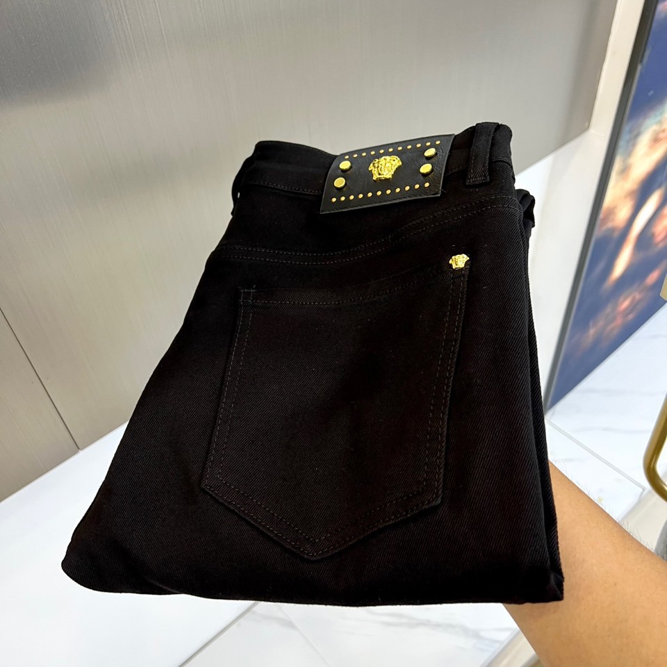 NO:488837,Versace, 2025s spring and summer new style, men's classic color wash light blue retro wash cotton stretch jeans!  It is made of imported 98 cotton 2 rubber-blend denim cotton cloth, with a heavy environmentally friendly plant enzyme washing process, the texture has a light retro color, the fabric is soft and delicate after washing, but the muscles and bones are extremely strong, providing an excellent comfort experience!  The embroidery design at the back of the trousers is matched with customized ykk zippers and engraved silver metal buttons. The details of the accessories are perfect!  The straight slim fit style is cut, and the upper body is very versatile to show off your figure. You can easily match it to interpret the most fashionable daily casual look!  28 -38 (no 37), versace, jeans, alexander wang19860909范思哲、2025s春夏新款,男士经典色水洗浅蓝色复古水洗棉质弹力牛仔裤！选用了客供进口98棉2橡胶混纺丹宁牛仔棉布制成,重磅环保植物酵素水洗工艺,肌理有着淡淡的复古色彩,面料经过水洗后柔软细腻,但筋骨感极强,提供了绝佳的舒适体验！裤身后兜处刺绣设计,搭配客供定制ykk拉链和刻字亮银色金属纽扣,辅料细节都堪称完美至极！直筒修身的版型裁剪,上身非常的百搭显身材,轻松搭配即可演绎最时髦的日常休闲造型！28 -38（无37）,,versace,jeans,alexander wang,Men's clothing