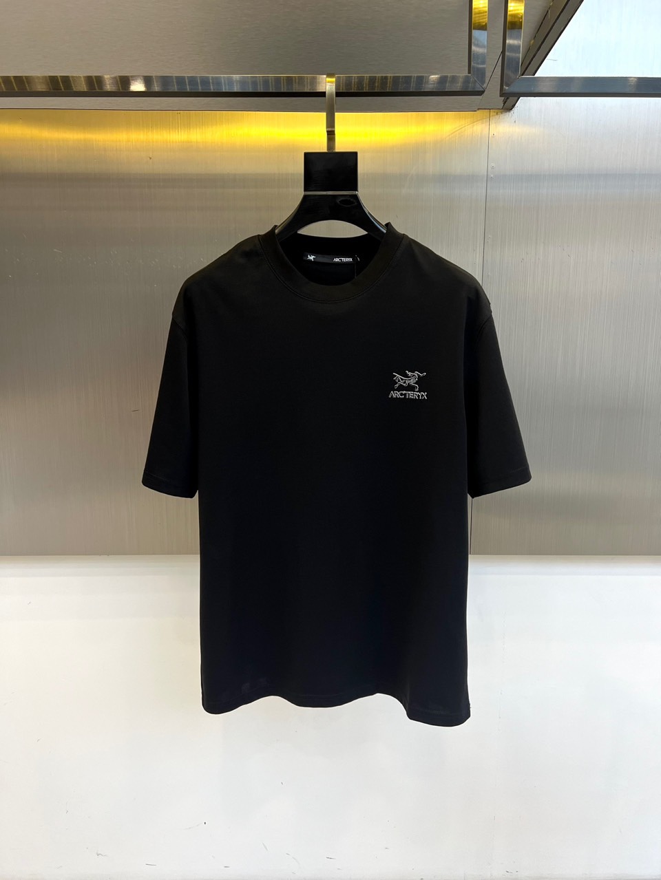 NO:488844,Archaeopteryx, 2025 spring and summer men's new round neck short-sleeved T-shirt. Imported fixed-woven fabric is pure cotton, the fabric feels silky and soft, breathable and skin-friendly, and it is extremely comfortable to wear, and the overall texture is quite high!  The iconic logo on the body and chest is carefully crafted, simple and fashionable and classic, and it is very recognizable and classy!  The regular casual style cutting design makes it easy to make you look slim and taller!  48-56 (model 173, 143 catties upper body 50 sizes), arc'teryx, T-shirt, tees, t-shirt, alexander wang19860909始祖鸟、2025春夏男士新款圆领短袖T恤.进口定织面料纯棉、面料手感丝滑柔软,透气亲肤性极佳,着身无比的舒适,整体质感相当之高！衣身胸前标志性Logo,精心打造,简约时尚经典让人眼前一亮,极具辨识度与档次感！常规的休闲版型裁剪设计,轻松凹出显瘦显高身型！48-56（模特173,143斤上身50码）,arc'teryx,T-shirt,tees，t-shirt,alexander wang,Men's clothing