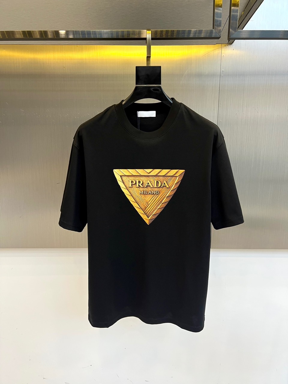 NO:488851,Prada, 2025 spring and summer men's new round neck short-sleeved T-shirt. Imported fixed fabric is pure cotton, the fabric feels silky and soft, breathable and skin-friendly, and it is extremely comfortable to wear, and the overall texture is quite high!  The iconic logo on the body and chest is carefully crafted, simple and fashionable and classic, and it is very recognizable and classy!  The regular casual style cutting design makes it easy to make you look slim and taller!  48-56 (model 173, 143 catties upper body 50 sizes), prada, T-shirt, tees, t-shirt, alexander wang19860909普拉达、2025春夏男士新款圆领短袖T恤.进口定织面料纯棉、面料手感丝滑柔软,透气亲肤性极佳,着身无比的舒适,整体质感相当之高！衣身胸前标志性Logo,精心打造,简约时尚经典让人眼前一亮,极具辨识度与档次感！常规的休闲版型裁剪设计,轻松凹出显瘦显高身型！48-56（模特173,143斤上身50码）,,prada,T-shirt,tees，t-shirt,alexander wang,Men's clothing