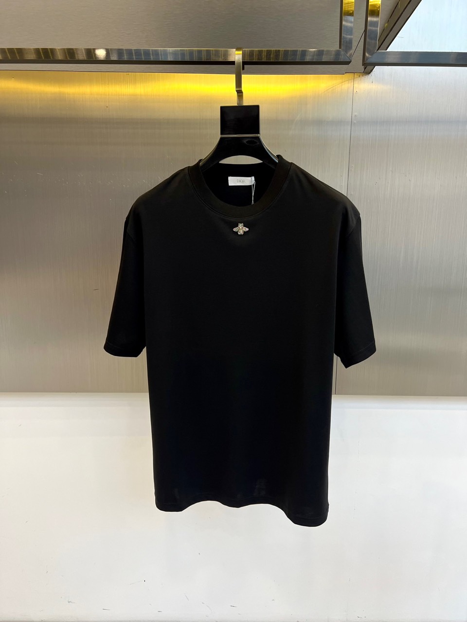 NO:488858,Dior, 2025 spring and summer men's new round neck short-sleeved T-shirt. Imported fixed fabric is pure cotton, the fabric feels silky and soft, breathable and skin-friendly, and it is extremely comfortable to wear, and the overall texture is quite high!  The iconic logo on the body and chest is carefully crafted, simple and fashionable and classic, and it is very recognizable and classy!  The regular casual style cutting design makes it easy to make you look slim and taller!  48-56 (model 173, 143 catties upper body 50 sizes), Dior, T-shirt, tees, t-shirt, alexander wang19860909Dior、2025春夏男士新款圆领短袖T恤.进口定织面料纯棉、面料手感丝滑柔软,透气亲肤性极佳,着身无比的舒适,整体质感相当之高！衣身胸前标志性Logo,精心打造,简约时尚经典让人眼前一亮,极具辨识度与档次感！常规的休闲版型裁剪设计,轻松凹出显瘦显高身型！48-56（模特173,143斤上身50码）,,dior,T-shirt,tees，t-shirt,alexander wang,Men's clothing