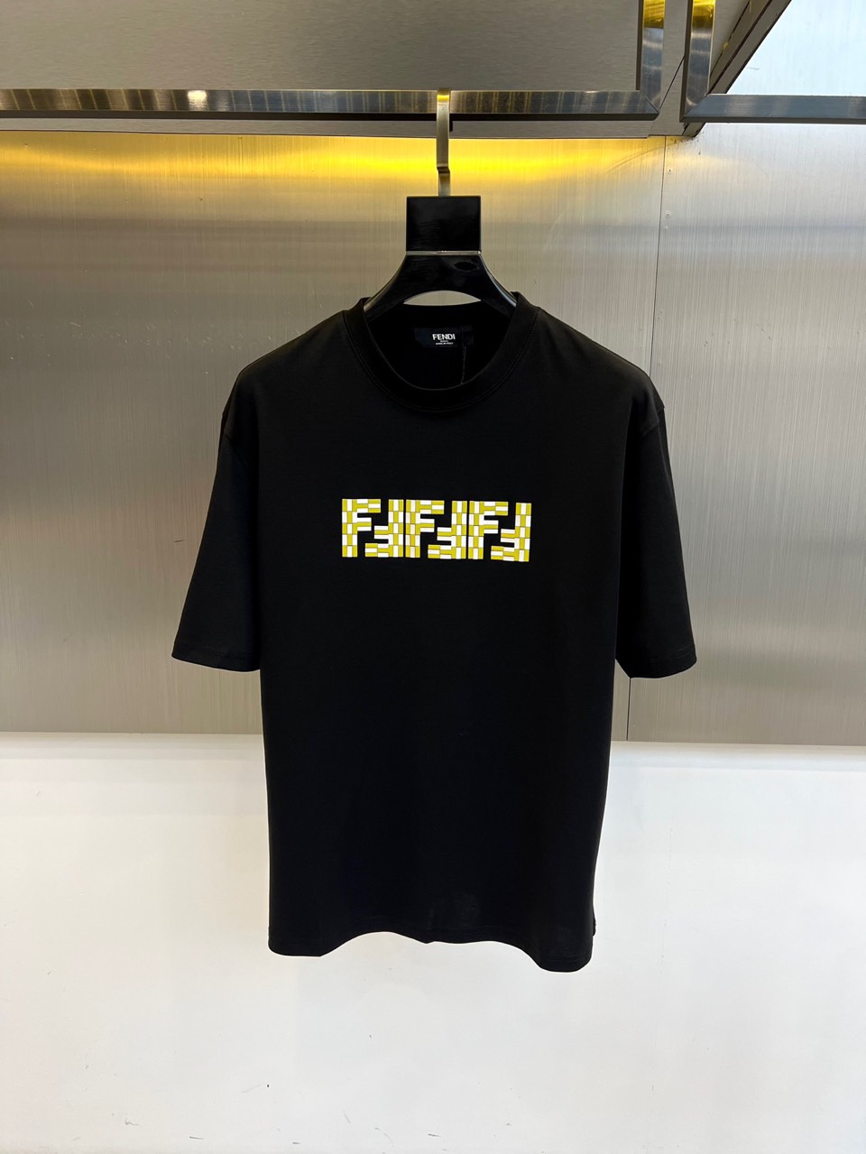 NO:488865,Fendi, 2025 spring and summer men's new round neck short-sleeved T-shirt. Imported fixed fabric is pure cotton, the fabric feels silky and soft, breathable and skin-friendly, and it is extremely comfortable to wear, and the overall texture is quite high!  The iconic logo on the body and chest is carefully crafted, simple and fashionable and classic, and it is very recognizable and classy!  The regular casual style cutting design makes it easy to make you look slim and taller!  48-56 (model 173, 143 catties upper body 50 sizes), fendi, T-shirt, tees, t-shirt, alexander wang19860909芬迪、2025春夏男士新款圆领短袖T恤.进口定织面料纯棉、面料手感丝滑柔软,透气亲肤性极佳,着身无比的舒适,整体质感相当之高！衣身胸前标志性Logo,精心打造,简约时尚经典让人眼前一亮,极具辨识度与档次感！常规的休闲版型裁剪设计,轻松凹出显瘦显高身型！48-56（模特173,143斤上身50码）,,fendi,T-shirt,tees，t-shirt,alexander wang,Men's clothing