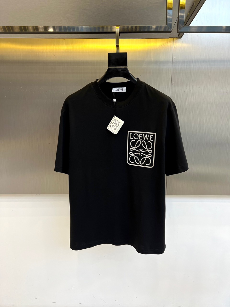 NO:488872,Luo Yiwei, a new round neck short-sleeved T-shirt for men in spring and summer 2025. Imported fixed fabric is pure cotton, the fabric feels silky and soft, and has excellent breathability and skin-friendliness. It is extremely comfortable to wear, and the overall texture is quite high!  The iconic logo on the body and chest is carefully crafted, simple and fashionable and classic, and it is very recognizable and classy!  The regular casual style cutting design makes it easy to make you look slim and taller!  48-56 (model 173, 143 catties upper body 50 sizes), loewe, T-shirt, tees, t-shirt, alexander wang19860909罗意威、2025春夏男士新款圆领短袖T恤.进口定织面料纯棉、面料手感丝滑柔软,透气亲肤性极佳,着身无比的舒适,整体质感相当之高！衣身胸前标志性Logo,精心打造,简约时尚经典让人眼前一亮,极具辨识度与档次感！常规的休闲版型裁剪设计,轻松凹出显瘦显高身型！48-56（模特173,143斤上身50码）,,loewe,T-shirt,tees，t-shirt,alexander wang,Men's clothing