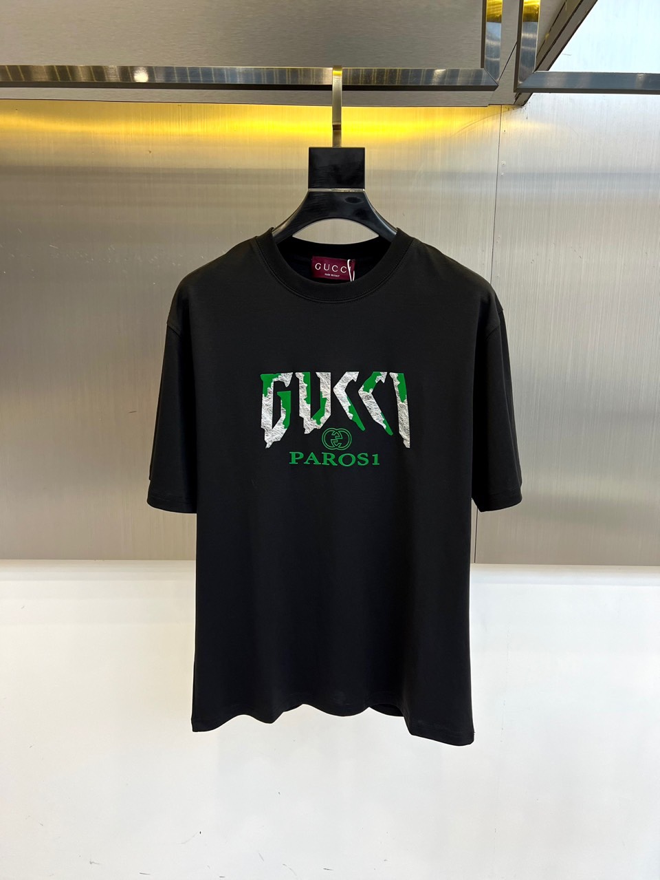 NO:488879,Gucci, 2025 spring and summer men's new round neck short-sleeved T-shirt. Imported fixed fabric is pure cotton, the fabric feels silky and soft, breathable and skin-friendly, and it is extremely comfortable to wear, and the overall texture is quite high!  The iconic logo on the body and chest is carefully crafted, simple and fashionable and classic, and it is very recognizable and classy!  The regular casual style cutting design makes it easy to make you look slim and taller!  48-56 (model 173, 143 catties upper body 50 sizes), gucci, T-shirt, tees, t-shirt, alexander wang19860909Gucci、2025春夏男士新款圆领短袖T恤.进口定织面料纯棉、面料手感丝滑柔软,透气亲肤性极佳,着身无比的舒适,整体质感相当之高！衣身胸前标志性Logo,精心打造,简约时尚经典让人眼前一亮,极具辨识度与档次感！常规的休闲版型裁剪设计,轻松凹出显瘦显高身型！48-56（模特173,143斤上身50码）,,gucci,T-shirt,tees，t-shirt,alexander wang,Men's clothing