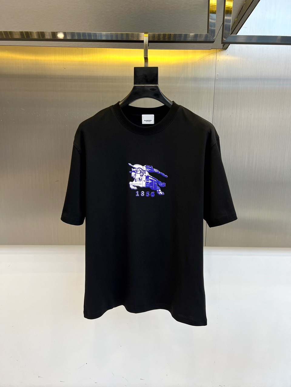 NO:488817,Burberry, 2025 spring and summer men's new round neck short-sleeved T-shirt. Imported fixed-woven fabric is pure cotton, the fabric feels silky and soft, breathable and skin-friendly, and it is extremely comfortable to wear, and the overall texture is quite high!  The iconic logo on the body and chest is carefully crafted, simple and fashionable and classic, and it is very recognizable and classy!  The regular casual style cutting design makes it easy to make you look slim and taller!  48-56 (model 173, 143 catties upper body 50 sizes), burberry, T-shirt, tees, t-shirt, alexander wang19860909巴宝莉、2025春夏男士新款圆领短袖T恤.进口定织面料纯棉、面料手感丝滑柔软,透气亲肤性极佳,着身无比的舒适,整体质感相当之高！衣身胸前标志性Logo,精心打造,简约时尚经典让人眼前一亮,极具辨识度与档次感！常规的休闲版型裁剪设计,轻松凹出显瘦显高身型！48-56（模特173,143斤上身50码）,,burberry,T-shirt,tees，t-shirt,alexander wang,Men's clothing