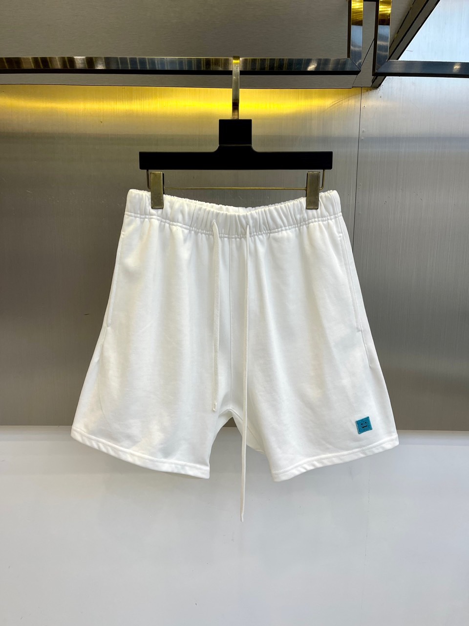 NO:488839,Smiley face, 25s new summer casual shorts!  Drawstring style, classic logo design. Simple and high-end. Custom-made Egyptian cotton fabric with imported high-density cotton, light and breathable. Full of comfort. The original hardware is full of texture and strong high-end!  The overall vision is simple but not monotonous. It is full of high-end feeling!  The three-dimensional cutting craftsmanship is not picky!  XS-2XL (please report waist size by ordering), shorts, alexander wang19860909笑脸、25s新款夏季休闲短裤！抽绳款、经典logo设计.简单高级.进口高密棉订制埃及棉面料,手感轻薄透气.舒适感满满.原厂五金质感满满.高级感强！整体视觉简单而不单调.满满高级感！立体裁剪工艺版型不挑人！XS-2XL（下单请报腰围尺寸）,,shorts,alexander wang,Men's clothing