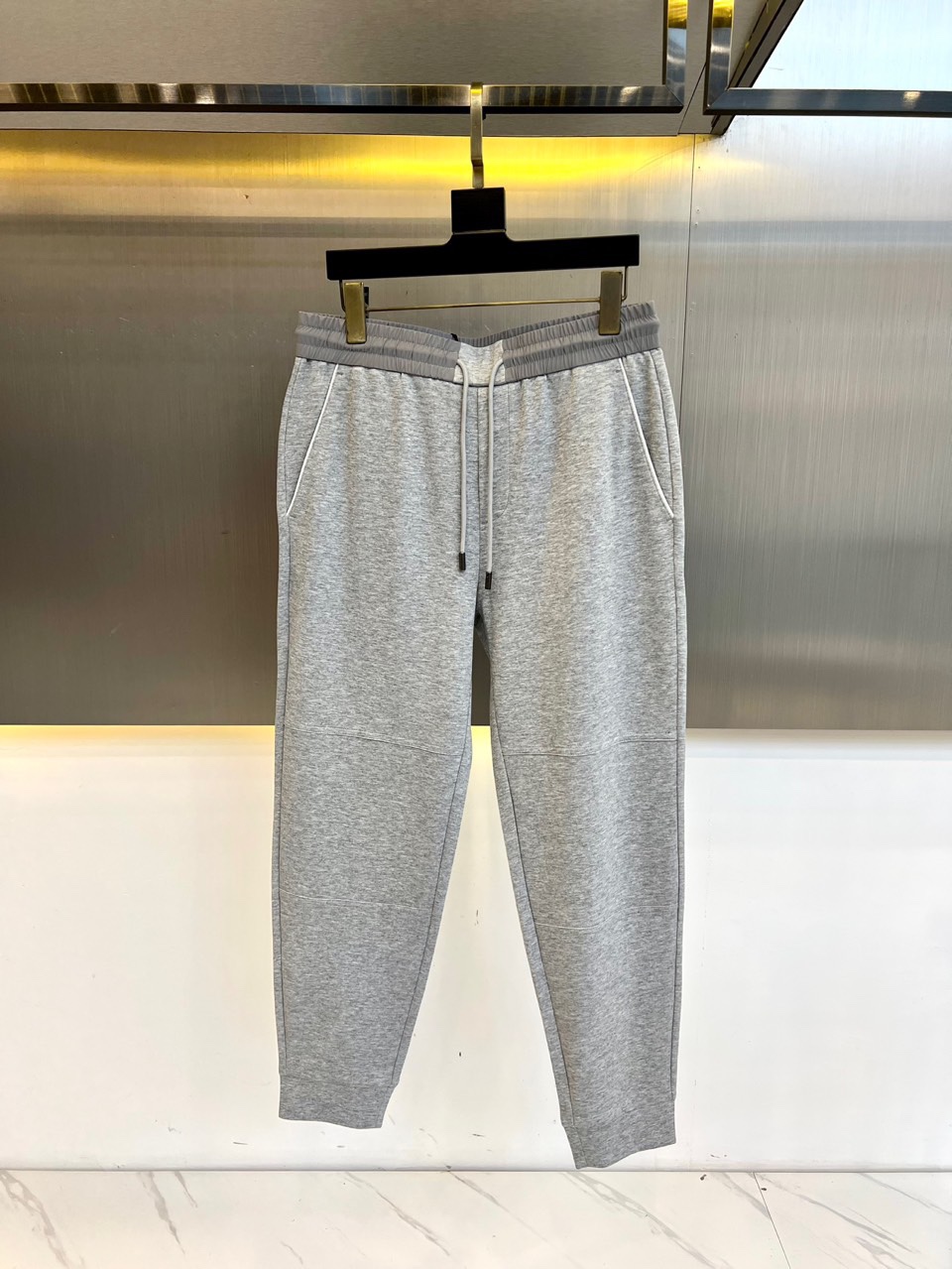 NO:488866,Zegna and 2025s early spring new products are simultaneously released in casual sports trousers. This sports pants are spliced ​​with waist design, decorated with classic LOGO pattern badges, drawstrings are elastic waist, and feet are tied. There is no need to worry about the length of the pants. It looks very good in casual or sports combinations. The fixed-woven texture blend polyester cotton fabric is skin-friendly and comfortable and comfortable to touch!  The upper body is versatile and stylish, and the order is full-quality!  48-56 (model 173, 143 catties 50 yards), zegna, alexander wang19860909Zegna杰尼亚、2025s早春新品同步发售经休闲运动卫裤,这款运动裤拼接腰头设计,装饰有经典LOGO图案徽章,抽绳松紧腰头,脚口为束脚款,不用为裤子长度而纠结,休闲或运动搭配都很好看,定织纹理混纺涤棉面料,亲肤舒适的触感超级舒服！上身百搭有型,全品相订单！48-56（模特173,143斤50码）,,zegna,alexander wang,Men's clothing