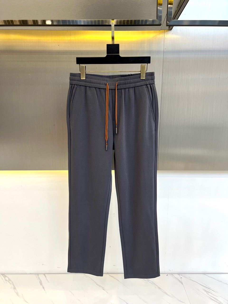 NO:488873,Zegna, 25s spring and summer new simple and fashionable sour vinegar fabric elastic waist drawstring small straight men's casual pants. The elastic waist drawstring is a combination of classic and versatile. The upper body has a sense of slackness. The fabric is made of cotton blended material, with a warm and shiny surface, highlighting the high-end texture, silky feel, comfortable and breathable upper body, and a good sense of crispness. The order of the whole quality!  S-4XL (model 173, 143 catties upper body L size), zegna, alexander wang19860909Zegna杰尼亚、25s春夏新款简约时尚酸醋面料松紧腰抽绳小直筒男士休闲裤.松紧腰抽绳合体的剪裁 经典百搭同时 上身有总随意的松弛感 面料采用棉混纺材质,表面有着温润光泽感 凸显高档质感 手感丝滑 上身舒适透气 整体又有好的挺括感 全品相的订单！S-4XL（模特173,143斤上身L码）,,zegna,alexander wang,Men's clothing