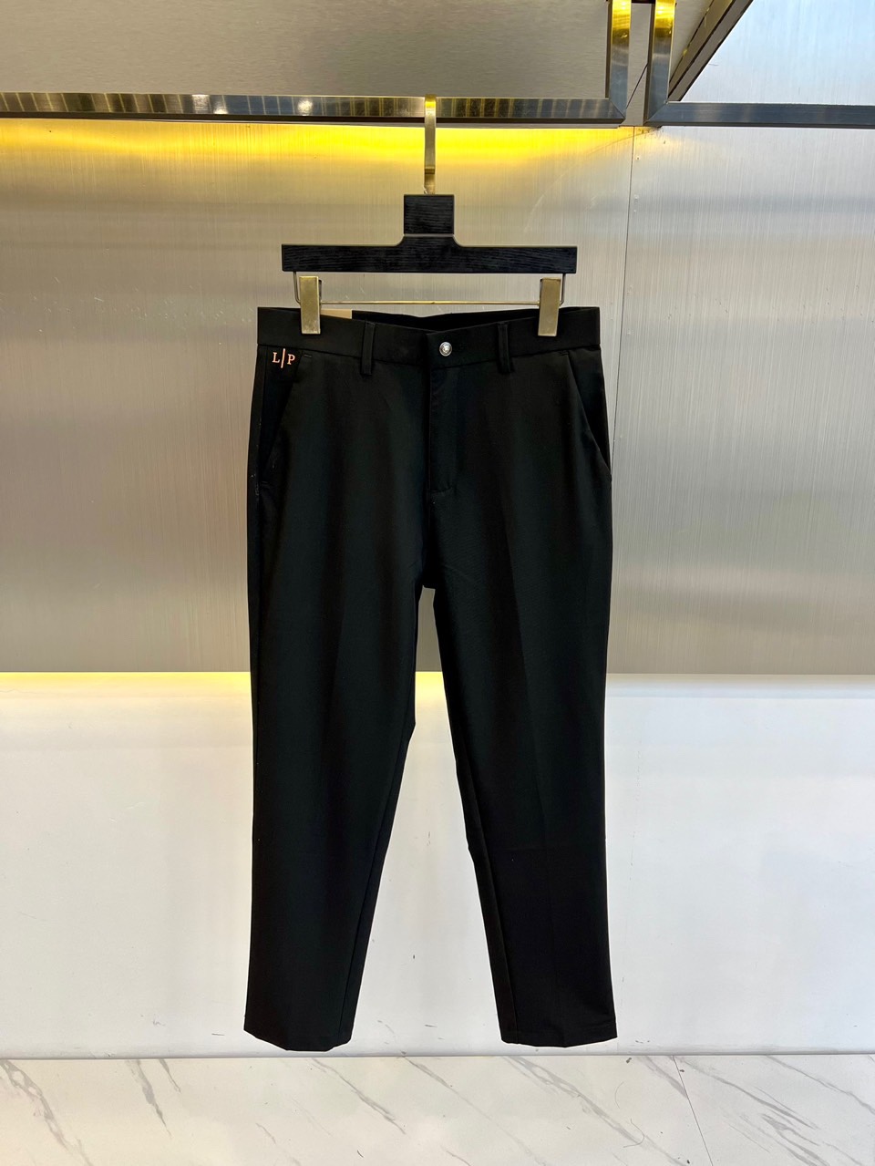 NO:488880,Loro Piana, 25 spring and summer new business casual trousers rolling up the feet nine-point pants. Fine imitation fabric, blended with golden ratio material. The fabric is high-density and fine, with a wide and delicate texture, with good thermal resistance and wrinkle resistance. The noble feeling is obvious at a glance!  The webbing at the waist boasts a brand identity. The LOGO embellishes the side of the pants and is matched with the small metal LOGO at the back pocket. Customized customer-supplied metal texture logo accessories. The details are considered in full. The workmanship is really exquisite. The wiring is fine and well-proportioned. It can be competent for all occasions in business or leisure!  29-38 (no 35,37), loro piana, gold, alexander wang19860909Loro Piana诺悠翩雅、25春夏新品商务休闲西裤挽脚九分裤.精仿面料,黄金比例的材质混纺.面料高密且精细 质地挺阔细腻,具备良好的免烫抗皱特性,高贵的感受上手便一目了然！腰间织带标榜了品牌身份 裤身侧边LOGO点缀 搭配后袋处小金属LOGO 定制客供金属质感logo配件 在细节上考虑的面面俱到 做工真的极其精湛 走线细密匀称,无论是商务还是休闲时候都能胜任各种场合的最佳强货！29-38（无35,37）,,loro piana,gold,alexander wang,Men's clothing