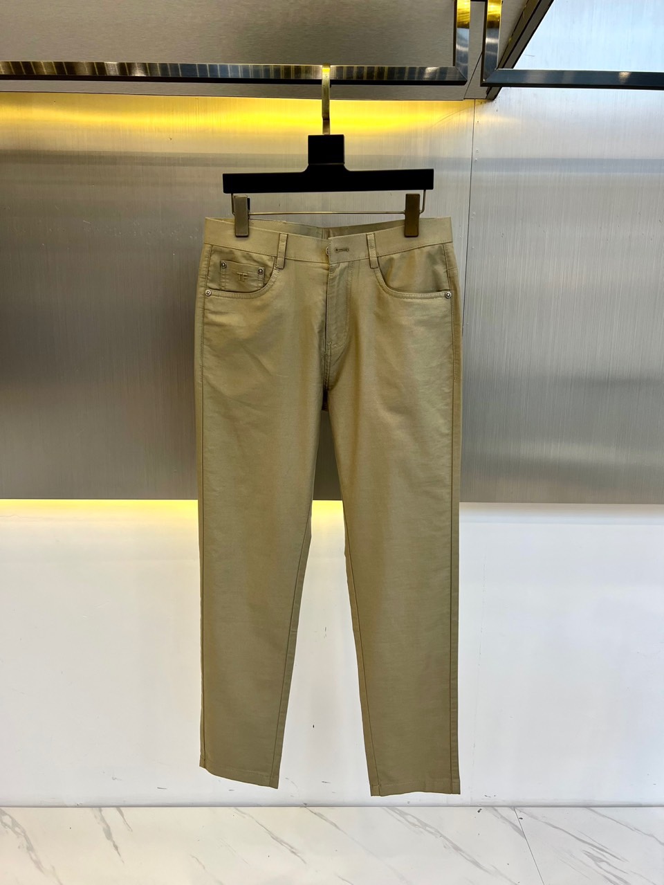 NO:488730,TF/Tom Ford, 25s spring and summer men's thin business casual straight-leg casual pants, a fashionable casual pants dominated by craftsmanship and fabrics. The accessories and fabrics are beyond imagination. They are decorated with the brand LOGO logo and the unique detailed design highlights the brand culture and characteristics!  The style is invincible, with excellent perfection and effect. It is a highly shaped item, both business and casual, and is currently exclusively sold in the industry!  29-38 (no 37),,tom ford,alexander wang19860909TF/汤姆福特、25s春夏男士薄款商务休闲直筒休闲裤,以工艺和面料为主导的一款时尚休闲裤,通体的辅料、面料之高级超乎想象,上面饰有品牌LOGO标识,独具匠心的细节设计,彰显了品牌文化及特质！版型剪裁无敌,完美效果出色,属于塑造性极高的单品,商务休闲兼备,目前业界独家售卖款！29-38（无37）,,tom ford,alexander wang,Men's clothing