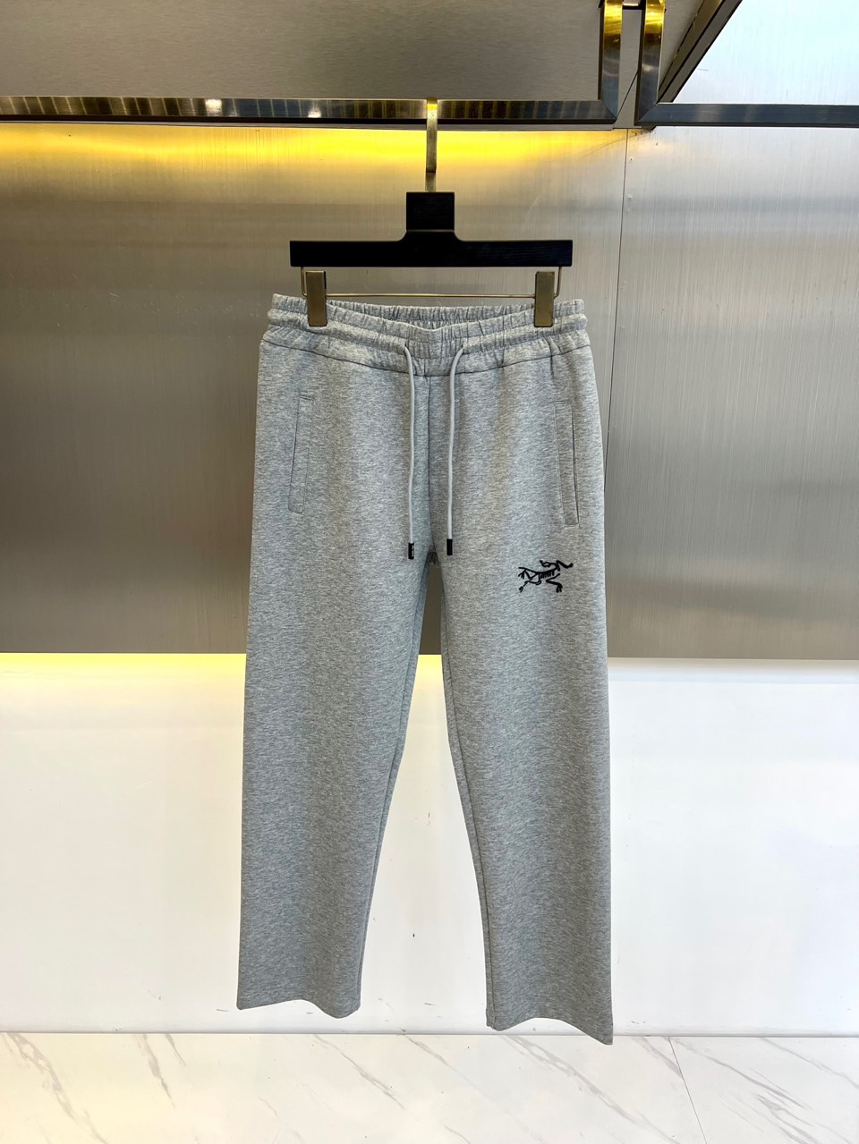 NO:488687,Arcteryx, new spring and summer air layer cotton drawstring sweatpants, classic printed logo for men, fashionable sports casual drawstring sweatpants!  It is made of 260g manba cotton material for customer supply, which feels soft and comfortable, is crisp and drooping, and is very comfortable to wear. Whether you are relaxing at home or outdoor sports, you can make people feel relaxed and comfortable!  The iconic letter logo on the front of the trouser is extremely craftsmanship, with extremely high detail and excellent overall style and craftsmanship!  The drawstring design has a very casual and dynamic combination of elastic waist and trousers. It is fashionable and versatile behind the body, which can well modify the leg shape!  48-56 (please report height and weight by placing an order), arc'teryx,alexander wang19860909Arcteryx 始祖鸟、 s春夏新款空气层棉质抽绳卫裤,男士经典印花徽标时尚运动休闲抽绳卫裤！采用客供进口260g嫚巴棉材质,手感柔软舒适,挺括且垂感十足,穿着上身非常舒适,无论是在家中休闲还是户外运动,都能让人感到轻松自在！裤身前幅标志性字母标识,极具工艺秀作,细节精细度极高,整体风格及工艺达到了绝佳效果！抽绳设计弹力腰边及裤脚极具休闲动感搭配,上身后时髦百搭,能很好的修饰腿型！48-56（下单请报身高体重）,arc'teryx,alexander wang,Men's clothing