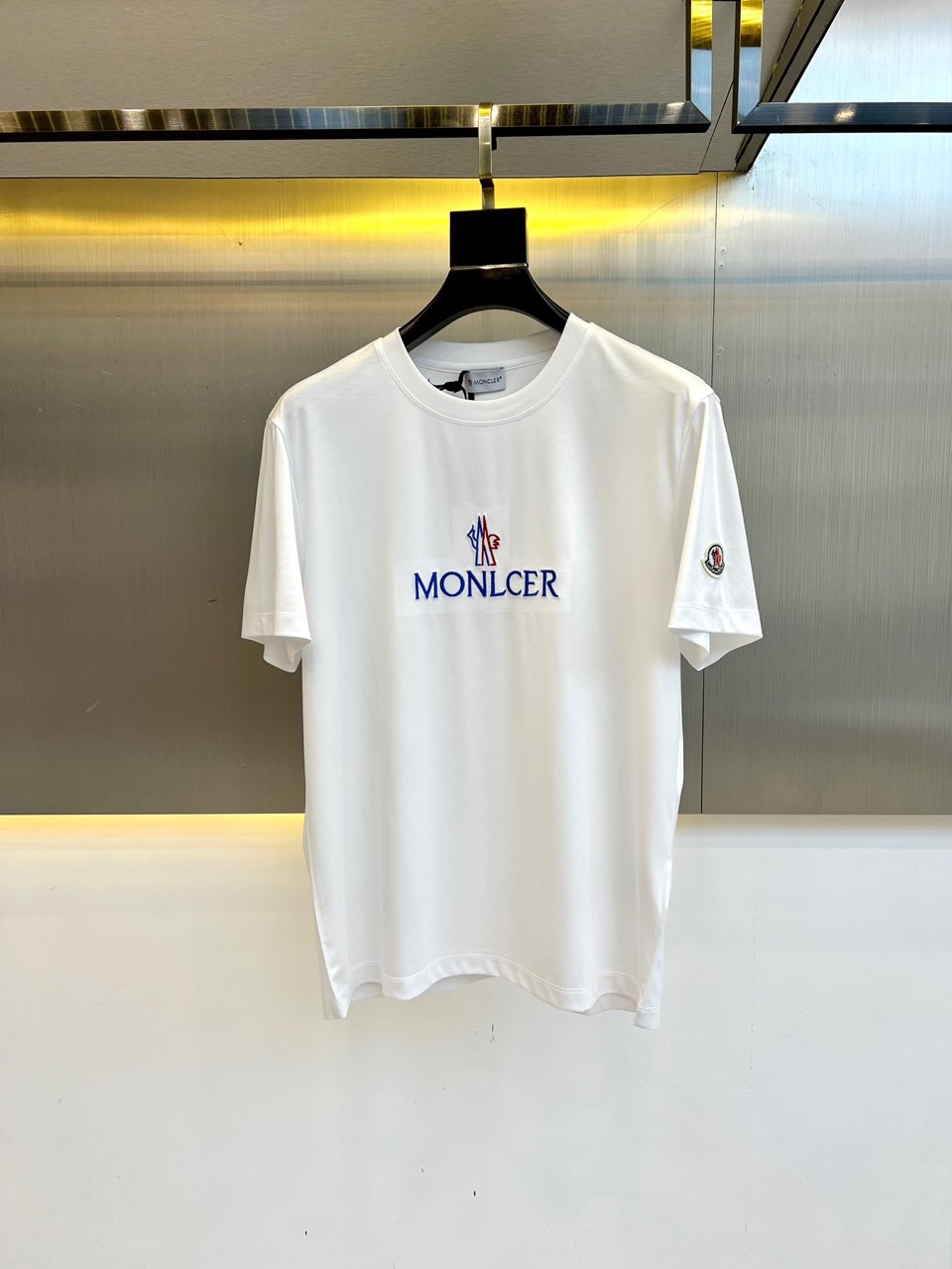 NO:488695,A covert mouth, island cotton short-sleeved round neck T-shirt. Classic logo, the clothes feel soft and skin-friendly, visually exquisite, textured, noble, very simple and quality. It can be used as an inner layer in early spring, and can be worn alone in summer, and can be matched in various forms. The collision of colors and art, unique neutral tones, instantly illuminate your overall shape, a lapel design that combines classic and fashion, paired with eye-catching semi-zippers, demonstrates a unique taste and fashionable attitude, simple without losing style. Just be business and casual, versatile and not picky!  48-56 (model 173, 143 catties upper body 50 sizes), Moncler, T-shirt, tees, t-shirt, alexander wang19860909蒙口、海岛棉短袖圆领T恤.经典标识,衣服触感柔软亲肤,视觉上很精致、有质感、高贵,非常简单也很显品质.早春可作为内搭,夏季可单独穿着,可以搭配出多种形式.色彩与艺术的碰撞,独特的中性色调,瞬间点亮你的整体造型,经典与时尚融合的翻领设计,搭配醒目半拉链,彰显独特品味与时尚态度,简约而不失格调.商务休闲俩即可,百搭不挑！48-56（模特173,143斤上身50码）,,Moncler,T-shirt,tees，t-shirt,alexander wang,Men's clothing