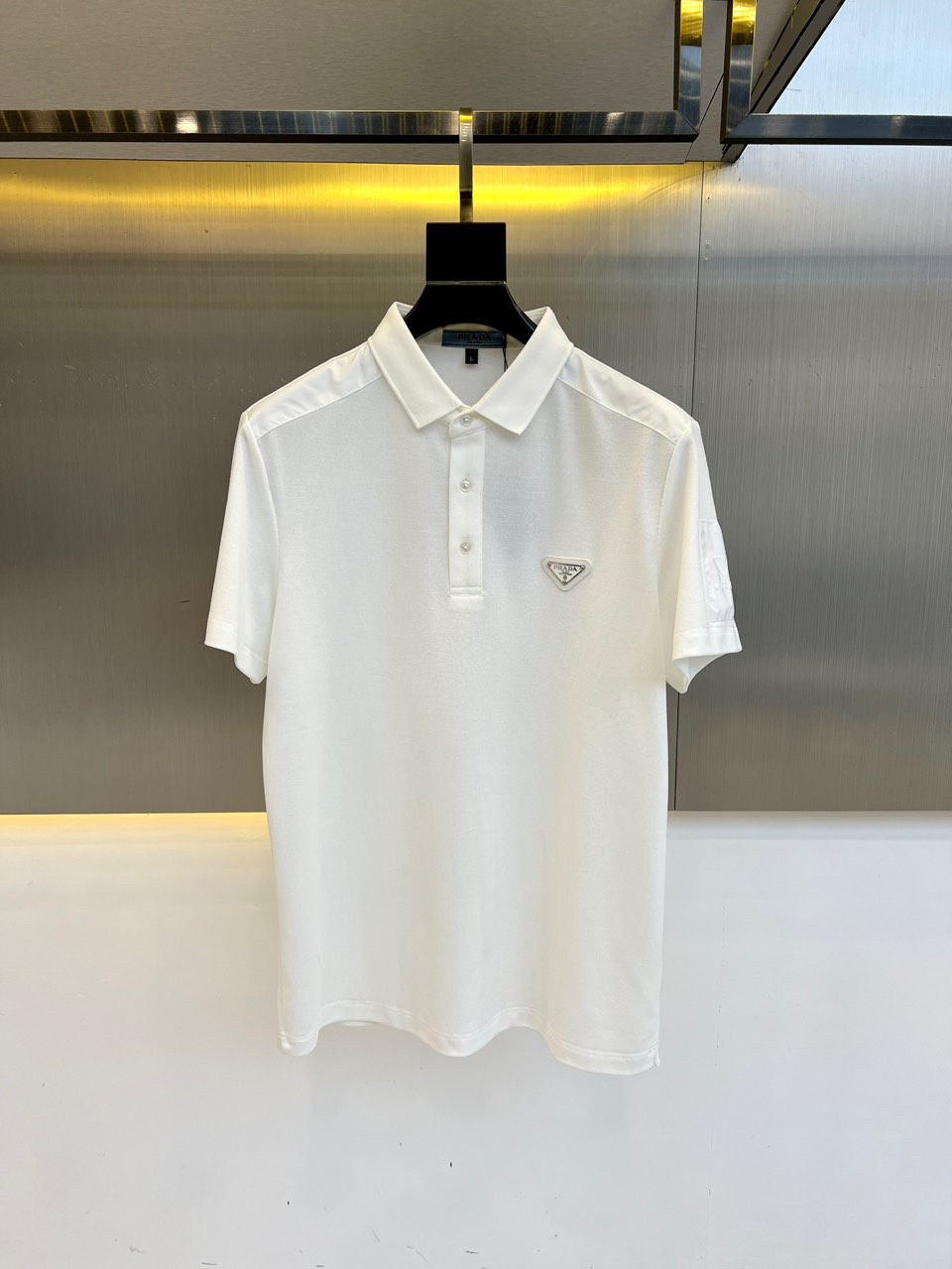 NO:488701,Prada and S classic iconic logo embellishments, classic fashion lapels, short-sleeved Polo shirts, trading company channel orders, simple and elegant, fashionable and versatile, and the quality is even more unstriking!  Use imported custom-woven pure cotton bead mesh fabric, which is soft, straight, stylish, breathable and comfortable. The upper body has a good drooping feeling and is not easy to deform! It is even less likely to fade! A clean and refreshing basic POLO shirt style, a small and crisp pointed collar, stylish and fashionable, perfectly combining casual and business!  Fashionable and versatile!  M-4XL (model 173, 143 catties upper body L size), prada, T-shirt, alexander wang19860909普拉达、s经典标志性Logo点缀元素 经典时尚翻领 Polo衫短袖 ,贸易公司渠道订单,简约大气,时尚百搭,品相更是无法挑剔！选用客供进口定织纯棉珠地网眼面料,柔软挺阔有型、透气舒适.上身垂感好,不易变形!更不易褪色!干净清爽的基础 POLO衫版型,小巧而挺括的尖领有型又时尚,休闲与商务完美结合！时尚百搭！M-4XL（模特173,143斤上身L码）,,prada,T-shirt,alexander wang,Men's clothing