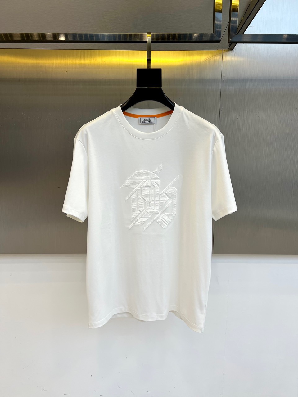 NO:488707,Hermes and summer men's round neck, fashionable three-dimensional letter casual European cotton short-sleeved T-shirt, selected customers to use imported 95 pure cotton material and blended with 5 spandex, which is softer, more textured, with high-density rib splicing on the neck, and the same cylinder is dyed to ensure no color difference. The whole T-shirt fabric is comfortable and skin-friendly, and the upper body is refreshing, breathable and not stuffy, and the quality is absolutely invincible. The logo is made of imported environmentally friendly paste and multi-layer printing technology. The color texture and uniformity of the pattern are perfect to be picky, which is quite fashionable and brand recognition!  The exquisite basic style cutting makes the upper body more upright and stylish!  M-4XL (model 173, 143 catties upper body L size), hermes, T-shirt,tees, t-shirt,alexander wang19860909爱马仕、夏季男士圆领时尚立体字母休闲欧棉短袖T恤,甄选客供进口95纯棉材质添加5氨纶混纺制成,更柔软、更加有质感、领口高密罗纹拼接,同缸定染保证无色差,整件T恤面料舒适亲肤程度绝对超乎你的想象,上身清爽透气不闷热,品相绝对堪称无敌.Logo采用进口环保浆料及多层印刷工艺打造,图案的色泽质感与均匀程度均完美到无法去挑剔,相当具有时髦感与品牌辨识度！精湛无比的基础版型裁剪,使得上身更加立挺有型！M-4XL（模特173,143斤上身L码）,,hermes,T-shirt,tees，t-shirt,alexander wang,Men's clothing
