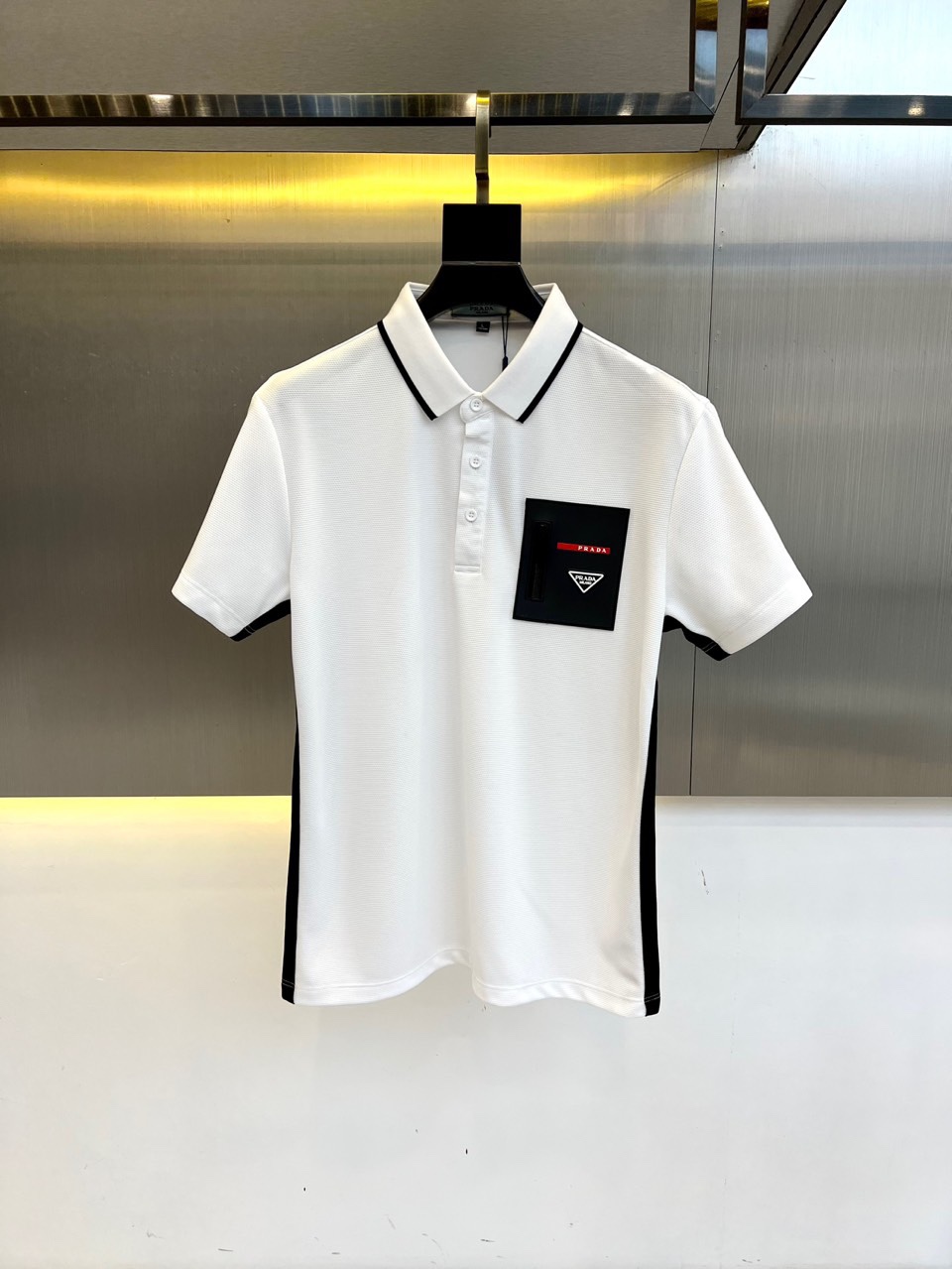 NO:488719,Prada and spring and summer new men's lapel pullover short-sleeved sweater slim casual T-shirt. Customized fabrics, breathable and comfortable, and have been treated with special washing technology. The touch is soft and the texture is greatly improved, and the upper body is comfortable and breathable. The horizontal knitting process is used, with complex production, delicate patterns and rich colors, giving the fabric superior breathability, a firm texture and full drooping feeling. The upper body effect is handsome and stylish, and the brand's unique personality is simple. The body is cleverly lengthened, making the wearer look taller and stylish. The body is cut appropriately, neither too tight nor loose, and it perfectly fits the body lines, showing the balance of elegance and casualness. M-4XL (model 173, 143 jin upper body L size), prada, T-shirt,tees, t-shirt,alexander wang19860909普拉达、春夏新款男士翻领套头短袖针织衫修身休闲T恤.定制面料、透气舒爽、经过特殊浇洗工艺处理,手感柔软且质感大幅提升,上身舒适透气.采用横机针织工艺,制作复杂,花纹细腻,色彩丰富,赋予面料优越的透气性、挺括的质地和十足的垂感,上身效果帅气有型,简约中透出品牌独有的个性.巧妙拉长身形比例,令穿着者更显高挑有型.衣身裁剪得体,既不过分紧绷,也不显得松垮,完美贴合身形线条,展现优雅与随性的平衡.M-4XL（模特173,143斤上身L码）,,prada,T-shirt,tees，t-shirt,alexander wang,Men's clothing