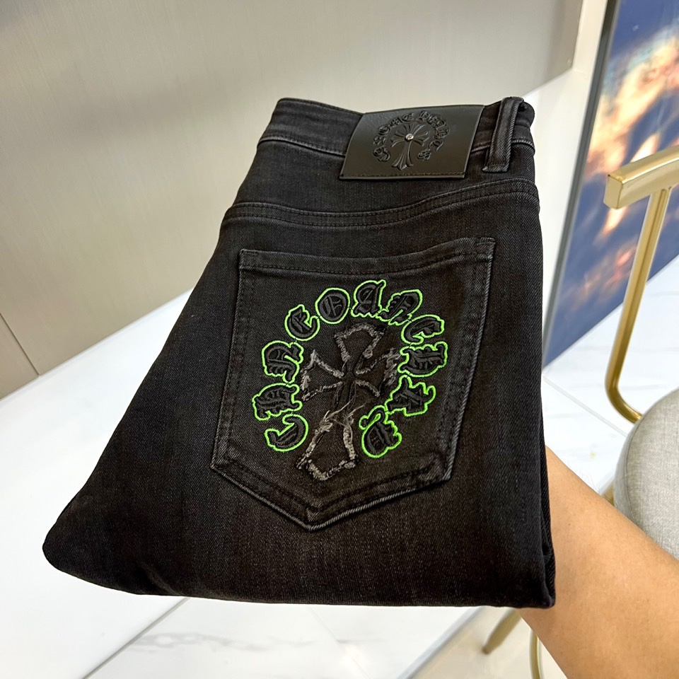 NO:488738,Croxin, 2025s spring and summer new style, men's classic color wash light blue retro wash cotton stretch jeans!  It is made of imported 98 cotton 2 rubber-blend denim cotton cloth, with a heavy environmentally friendly plant enzyme washing process, the texture has a light retro color, the fabric is soft and delicate after washing, but the muscles and bones are extremely strong, providing an excellent comfort experience!  The embroidery design at the back of the trousers is matched with customized ykk zippers and engraved silver metal buttons. The details of the accessories are perfect!  The straight slim fit style is cut, and the upper body is very versatile to show off your figure. You can easily match it to interpret the most fashionable daily casual look!  28 -38 (no 37), chrome hearts, jeans, alexander wang19860909克罗心、2025s春夏新款,男士经典色水洗浅蓝色复古水洗棉质弹力牛仔裤！选用了客供进口98棉2橡胶混纺丹宁牛仔棉布制成,重磅环保植物酵素水洗工艺,肌理有着淡淡的复古色彩,面料经过水洗后柔软细腻,但筋骨感极强,提供了绝佳的舒适体验！裤身后兜处刺绣设计,搭配客供定制ykk拉链和刻字亮银色金属纽扣,辅料细节都堪称完美至极！直筒修身的版型裁剪,上身非常的百搭显身材,轻松搭配即可演绎最时髦的日常休闲造型！28 -38（无37）,,chrome hearts,jeans,alexander wang,Men's clothing