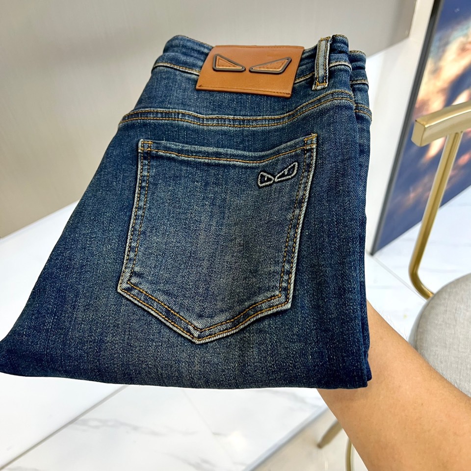 NO:488743,Fendi, 2025s spring and summer new style, men's classic color wash light blue retro wash cotton stretch jeans!  It is made of imported 98 cotton 2 rubber-blend denim cotton cloth, with a heavy environmentally friendly plant enzyme washing process, the texture has a light retro color, the fabric is soft and delicate after washing, but the muscles and bones are extremely strong, providing an excellent comfort experience!  The embroidery design at the back of the trousers is matched with customized ykk zippers and engraved silver metal buttons. The details of the accessories are perfect!  The straight slim fit style is cut, and the upper body is very versatile to show off your figure. You can easily match it to interpret the most fashionable daily casual look!  28 -38 (no 37), fendi, jeans, alexander wang19860909芬迪、2025s春夏新款,男士经典色水洗浅蓝色复古水洗棉质弹力牛仔裤！选用了客供进口98棉2橡胶混纺丹宁牛仔棉布制成,重磅环保植物酵素水洗工艺,肌理有着淡淡的复古色彩,面料经过水洗后柔软细腻,但筋骨感极强,提供了绝佳的舒适体验！裤身后兜处刺绣设计,搭配客供定制ykk拉链和刻字亮银色金属纽扣,辅料细节都堪称完美至极！直筒修身的版型裁剪,上身非常的百搭显身材,轻松搭配即可演绎最时髦的日常休闲造型！28 -38（无37）,,fendi,jeans,alexander wang,Men's clothing