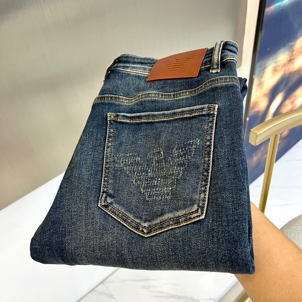NO:488748,Armani, 2025s spring and summer new style, men's classic color wash light blue retro wash cotton stretch jeans!  It is made of imported 98 cotton 2 rubber-blend denim cotton cloth, with a heavy environmentally friendly plant enzyme washing process, the texture has a light retro color, the fabric is soft and delicate after washing, but the muscles and bones are extremely strong, providing an excellent comfort experience!  The embroidery design at the back of the trousers is matched with customized ykk zippers and engraved silver metal buttons. The details of the accessories are perfect!  The straight slim fit style is cut, and the upper body is very versatile to show off your figure. You can easily match it to interpret the most fashionable daily casual look!  28 -38 (no 37), Armani,jeans,alexander wang19860909阿玛尼、2025s春夏新款,男士经典色水洗浅蓝色复古水洗棉质弹力牛仔裤！选用了客供进口98棉2橡胶混纺丹宁牛仔棉布制成,重磅环保植物酵素水洗工艺,肌理有着淡淡的复古色彩,面料经过水洗后柔软细腻,但筋骨感极强,提供了绝佳的舒适体验！裤身后兜处刺绣设计,搭配客供定制ykk拉链和刻字亮银色金属纽扣,辅料细节都堪称完美至极！直筒修身的版型裁剪,上身非常的百搭显身材,轻松搭配即可演绎最时髦的日常休闲造型！28 -38（无37）,,armani,jeans,alexander wang,Men's clothing