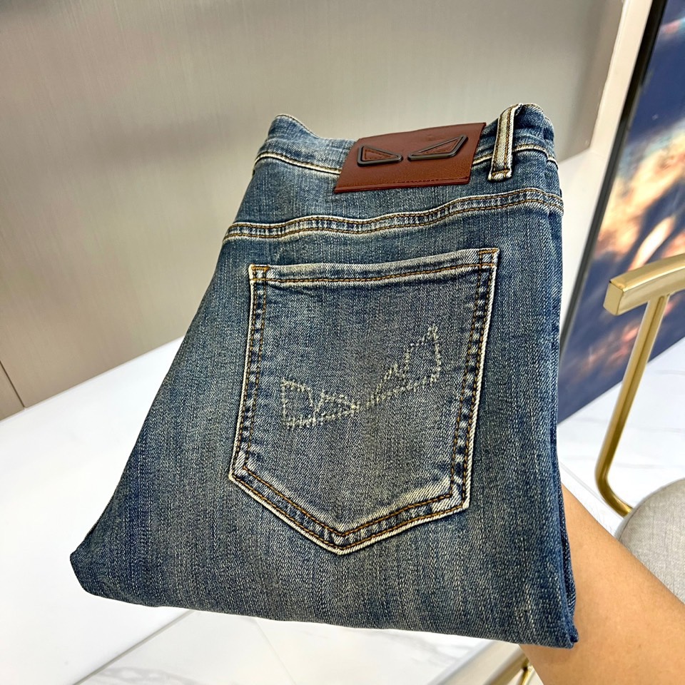 NO:488756,Fendi, 2025s spring and summer new style, men's classic color wash light blue retro wash cotton stretch jeans!  It is made of imported 98 cotton 2 rubber-blend denim cotton cloth, with a heavy environmentally friendly plant enzyme washing process, the texture has a light retro color, the fabric is soft and delicate after washing, but the muscles and bones are extremely strong, providing an excellent comfort experience!  The embroidery design at the back of the trousers is matched with customized ykk zippers and engraved silver metal buttons. The details of the accessories are perfect!  The straight slim fit style is cut, and the upper body is very versatile to show off your figure. You can easily match it to interpret the most fashionable daily casual look!  28 -38 (no 37), fendi, jeans, alexander wang19860909芬迪、2025s春夏新款,男士经典色水洗浅蓝色复古水洗棉质弹力牛仔裤！选用了客供进口98棉2橡胶混纺丹宁牛仔棉布制成,重磅环保植物酵素水洗工艺,肌理有着淡淡的复古色彩,面料经过水洗后柔软细腻,但筋骨感极强,提供了绝佳的舒适体验！裤身后兜处刺绣设计,搭配客供定制ykk拉链和刻字亮银色金属纽扣,辅料细节都堪称完美至极！直筒修身的版型裁剪,上身非常的百搭显身材,轻松搭配即可演绎最时髦的日常休闲造型！28 -38（无37）,,fendi,jeans,alexander wang,Men's clothing