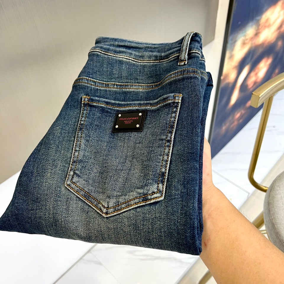 NO:488772,DG, 2025s spring and summer new style, men's classic color wash light blue retro wash cotton stretch jeans!  It is made of imported 98 cotton 2 rubber-blend denim cotton cloth, with a heavy environmentally friendly plant enzyme washing process, the texture has a light retro color, the fabric is soft and delicate after washing, but the muscles and bones are extremely strong, providing an excellent comfort experience!  The embroidery design at the back of the trousers is matched with customized ykk zippers and engraved silver metal buttons. The details of the accessories are perfect!  The straight slim fit style is cut, and the upper body is very versatile to show off your figure. You can easily match it to interpret the most fashionable daily casual look!  28 -38 (no 37), jeans,alexander wang19860909DG、2025s春夏新款,男士经典色水洗浅蓝色复古水洗棉质弹力牛仔裤！选用了客供进口98棉2橡胶混纺丹宁牛仔棉布制成,重磅环保植物酵素水洗工艺,肌理有着淡淡的复古色彩,面料经过水洗后柔软细腻,但筋骨感极强,提供了绝佳的舒适体验！裤身后兜处刺绣设计,搭配客供定制ykk拉链和刻字亮银色金属纽扣,辅料细节都堪称完美至极！直筒修身的版型裁剪,上身非常的百搭显身材,轻松搭配即可演绎最时髦的日常休闲造型！28 -38（无37）,,jeans,alexander wang,Men's clothing