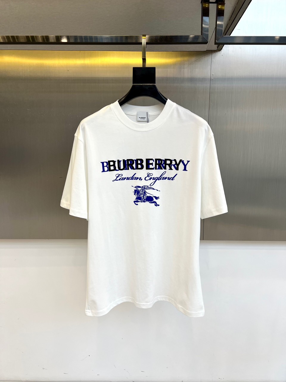 NO:488780,Burberry, 2025 spring and summer men's new round neck short-sleeved T-shirt. Imported fixed-woven fabric is pure cotton, the fabric feels silky and soft, breathable and skin-friendly, and it is extremely comfortable to wear, and the overall texture is quite high!  The iconic logo on the body and chest is carefully crafted, simple and fashionable and classic, and it is very recognizable and classy!  The regular casual style cutting design makes it easy to make you look slim and taller!  48-56 (model 173, 143 catties upper body 50 sizes), burberry, T-shirt, tees, t-shirt, alexander wang19860909巴宝莉、2025春夏男士新款圆领短袖T恤.进口定织面料纯棉、面料手感丝滑柔软,透气亲肤性极佳,着身无比的舒适,整体质感相当之高！衣身胸前标志性Logo,精心打造,简约时尚经典让人眼前一亮,极具辨识度与档次感！常规的休闲版型裁剪设计,轻松凹出显瘦显高身型！48-56（模特173,143斤上身50码）,,burberry,T-shirt,tees，t-shirt,alexander wang,Men's clothing