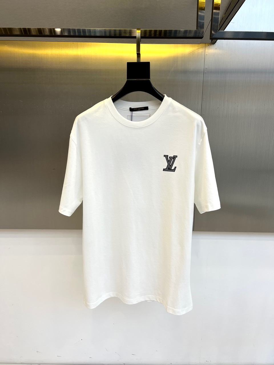 NO:488788,1v, 2025 spring and summer men's new round neck short-sleeved T-shirt. Imported fixed fabric is pure cotton, the fabric feels silky and soft, breathable and skin-friendly, extremely comfortable to wear, and the overall texture is quite high!  The iconic logo on the body and chest is carefully crafted, simple and fashionable and classic, and it is very recognizable and classy!  The regular casual style cutting design makes it easy to make you look slim and taller!  48-56 (model 173, 143 catties upper body 50 sizes), T-shirt,tees, t-shirt,alexander wang198609091v、2025春夏男士新款圆领短袖T恤.进口定织面料纯棉、面料手感丝滑柔软,透气亲肤性极佳,着身无比的舒适,整体质感相当之高！衣身胸前标志性Logo,精心打造,简约时尚经典让人眼前一亮,极具辨识度与档次感！常规的休闲版型裁剪设计,轻松凹出显瘦显高身型！48-56（模特173,143斤上身50码）,,T-shirt,tees，t-shirt,alexander wang,Men's clothing