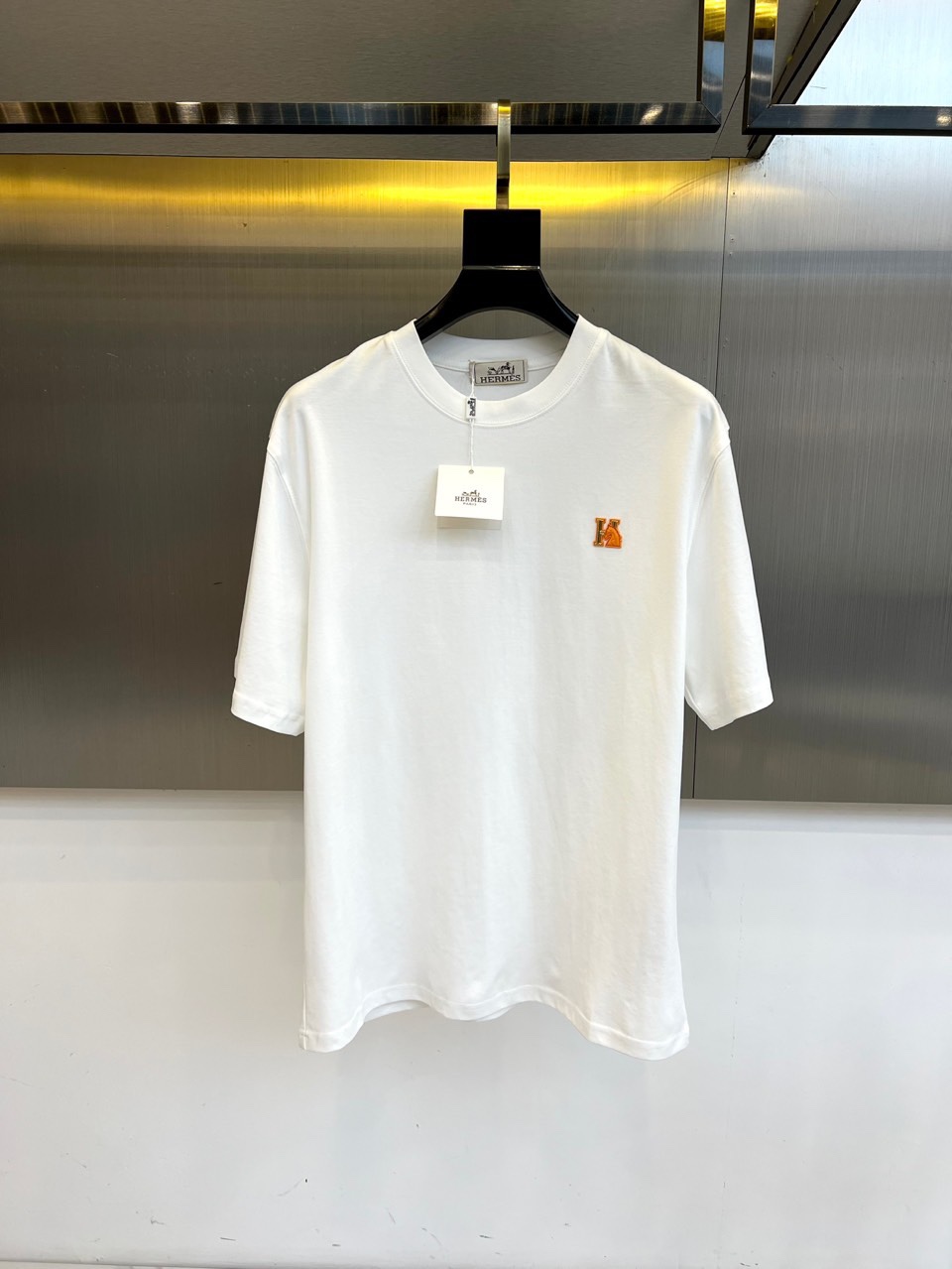 NO:488796,Hermes, 2025 spring and summer men's new round neck short-sleeved T-shirt. Imported fixed fabric is pure cotton, the fabric feels silky and soft, breathable and skin-friendly, and it is extremely comfortable to wear, and the overall texture is quite high!  The iconic logo on the body and chest is carefully crafted, simple and fashionable and classic, and it is very recognizable and classy!  The regular casual style cutting design makes it easy to make you look slim and taller!  48-56 (model 173, 143 catties upper body 50 sizes), hermes, T-shirt,tees, t-shirt,alexander wang19860909爱马仕、2025春夏男士新款圆领短袖T恤.进口定织面料纯棉、面料手感丝滑柔软,透气亲肤性极佳,着身无比的舒适,整体质感相当之高！衣身胸前标志性Logo,精心打造,简约时尚经典让人眼前一亮,极具辨识度与档次感！常规的休闲版型裁剪设计,轻松凹出显瘦显高身型！48-56（模特173,143斤上身50码）,,hermes,T-shirt,tees，t-shirt,alexander wang,Men's clothing