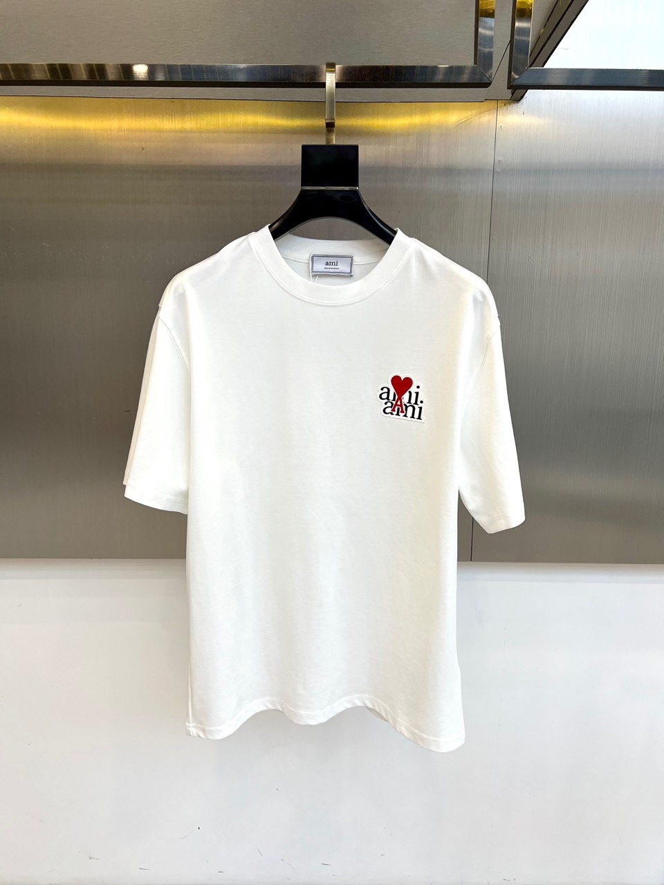 NO:488737,ami, a new round neck short-sleeved T-shirt for men in spring and summer 2025. Imported fixed fabric is pure cotton, the fabric feels silky and soft, and has excellent breathability and skin-friendliness. It is extremely comfortable to wear, and the overall texture is quite high!  The iconic logo on the body and chest is carefully crafted, simple and fashionable and classic, and it is very recognizable and classy!  The regular casual style cutting design makes it easy to make you look slim and taller!  48-56 (model 173, 143 catties upper body 50 sizes), T-shirt,tees, t-shirt,alexander wang19860909ami、2025春夏男士新款圆领短袖T恤.进口定织面料纯棉、面料手感丝滑柔软,透气亲肤性极佳,着身无比的舒适,整体质感相当之高！衣身胸前标志性Logo,精心打造,简约时尚经典让人眼前一亮,极具辨识度与档次感！常规的休闲版型裁剪设计,轻松凹出显瘦显高身型！48-56（模特173,143斤上身50码）,,T-shirt,tees，t-shirt,alexander wang,Men's clothing