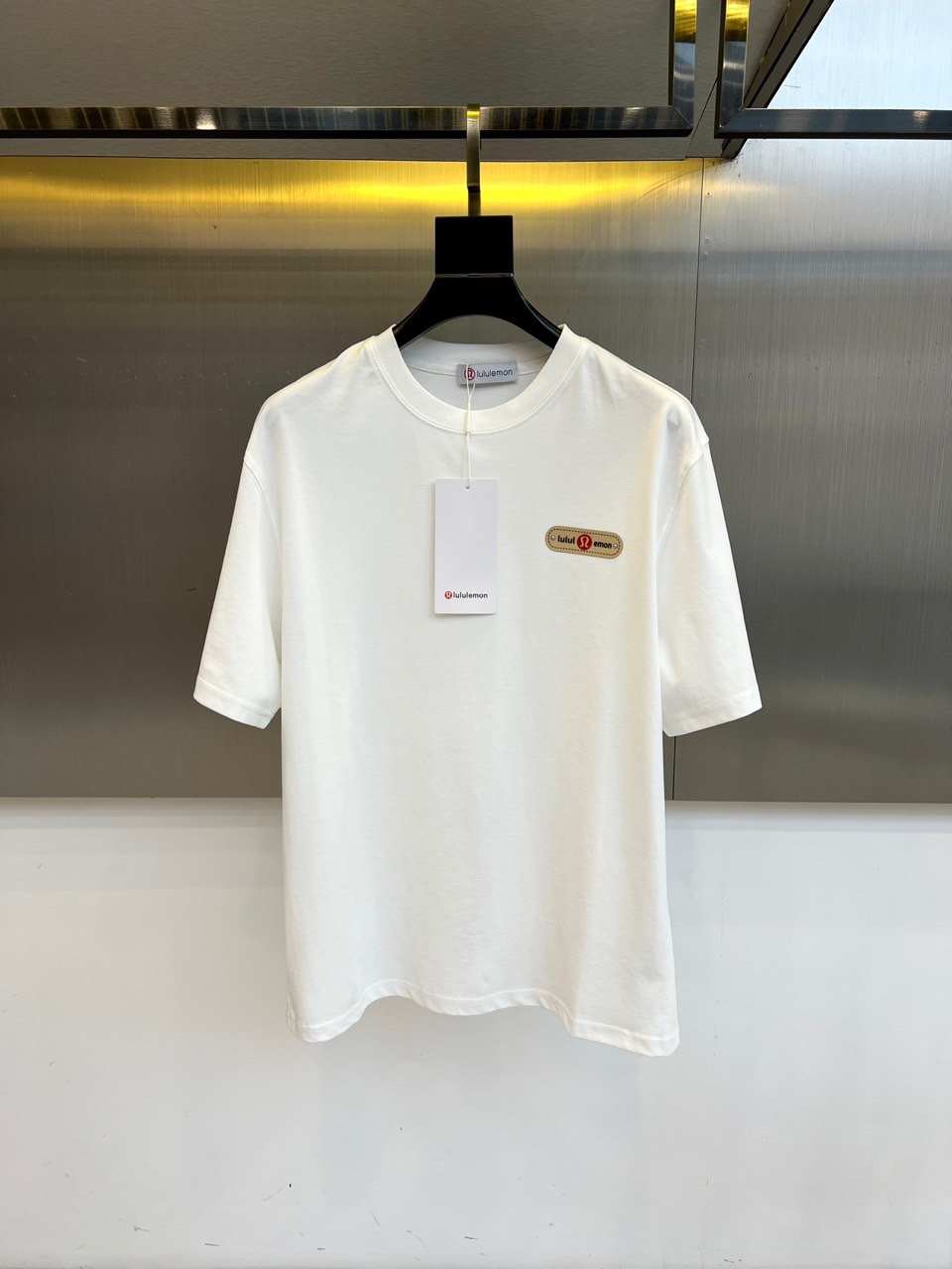 NO:488749,Lululemeng, a new round neck short-sleeved T-shirt for men in spring and summer 2025. Imported fixed fabric is pure cotton, the fabric feels silky and soft, and has excellent breathability and skin-friendliness. It is extremely comfortable to wear, and the overall texture is quite high!  The iconic logo on the body and chest is carefully crafted, simple and fashionable and classic, and it is very recognizable and classy!  The regular casual style cutting design makes it easy to make you look slim and taller!  48-56 (model 173, 143 catties upper body 50 sizes), T-shirt,tees, t-shirt,alexander wang19860909露露乐萌、2025春夏男士新款圆领短袖T恤.进口定织面料纯棉、面料手感丝滑柔软,透气亲肤性极佳,着身无比的舒适,整体质感相当之高！衣身胸前标志性Logo,精心打造,简约时尚经典让人眼前一亮,极具辨识度与档次感！常规的休闲版型裁剪设计,轻松凹出显瘦显高身型！48-56（模特173,143斤上身50码）,,T-shirt,tees，t-shirt,alexander wang,Men's clothing