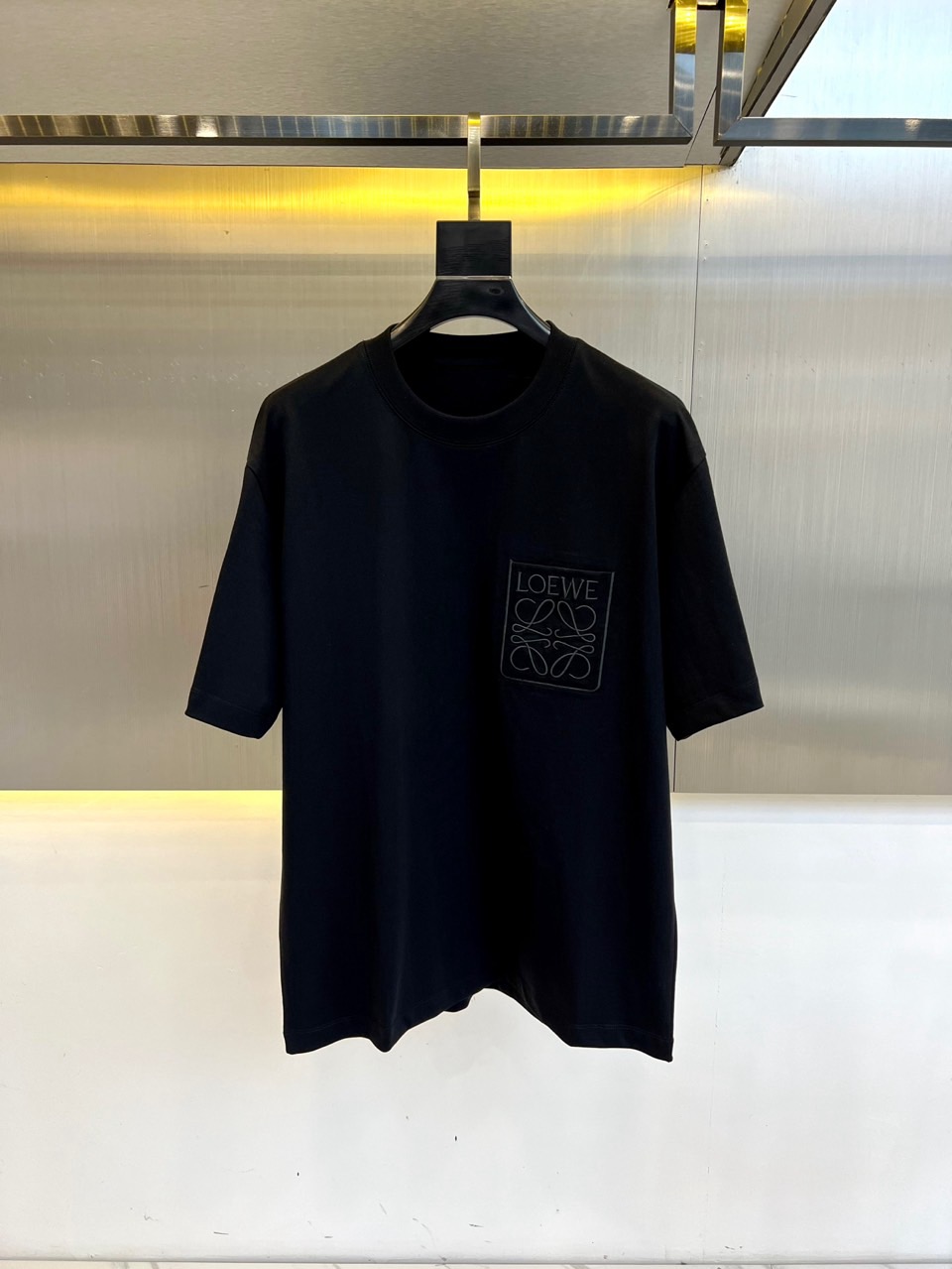 NO:491916,Lowe, 25 spring and summer men's round neck pocket embroidered logo short-sleeved T-shirt, oxygen-rich ice cotton jersey loose round neck short-sleeved T-shirt, pure cotton high-count textured line fabric, the overall touch is extremely comfortable, close to the body and cool, and the skin-friendly effect is also excellent. The overall loose style configuration is more youthful and sporty, and the upper body is atmospheric, with excellent effect, and the combination is even more worry-free and effort-saving. Whether it is leisure sports or high street travel, you can easily control it!  48-56 (model 173, 143 catties upper body 50 sizes), loewe, T-shirt, tees, t-shirt, alexander wang19860909Lowe罗意威、25春夏男士圆领口袋刺绣logo短袖T恤,富氧冰棉平纹针织宽松版型圆领短袖t恤,纯棉高支数纹理线条面料,整体的触感极为舒适,贴身自带凉感,亲肤效果也是极佳.整体宽松的版型配置,更具青春运动风格,上身大气出彩,效果极佳,搭配更是省心省力,无论是休闲运动还是高街出行,都能轻松驾驭！48-56（模特173,143斤上身50码）,,loewe,T-shirt,tees，t-shirt,alexander wang,Men's clothing