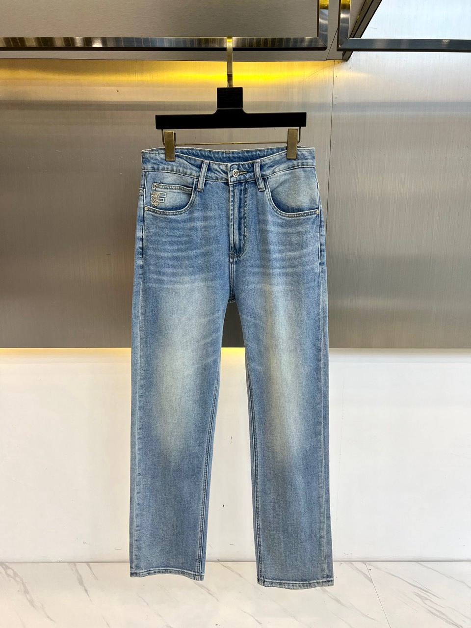 NO:491930,Burberry, 2025FW spring and summer classic new fashionable elastic wide-leg jeans, a pair of pants with a very aesthetic tone, dominated by fabric and quality, continuing the essence of normal design, label elements are perfectly embedded, and the brand letters at the back pocket are quite design-like. It is selected for imported blended denim jeans. The surface of the fabric is clear and three-dimensional twill texture, which is quite high-end and standard. It is customized matte silver hardware buttons, with the classic metal nameplate logo on the back pocket and the rear pocket logo decoration. The texture of the hardware accessories is also unscrupulous. You can easily get the high-end style of the big brand, and the sense of details is quite in place!  Easily create a handsome street dress template, an indispensable matching tool in men's wardrobe!  28-38 (please report height, weight, waist circumference by placing an order), burberry, jeans, alexander wang19860909巴宝莉、2025FW春夏经典新款时尚弹力宽腿牛仔裤,极具美学基调的一款裤子,以面料和品质为主导,延续了常态化的设计精髓,标签化元素完美嵌入,后袋处的品牌字母颇具设计感,甄选客供进口混纺丹宁牛仔面料打造而成,面料表面清晰立体的斜纹肌理,相当的高级有规格感,客供定制哑光亮银色五金纽扣,与后幅口袋上经典金属铭牌标识,后兜Logo装饰,其五金辅料的质感同样无法挑剔,轻松就能Get到大牌的高奢格调,细节感相当到位！轻松打造街头帅气着装范本,男士衣橱里不可缺少的搭配神器！28-38（下单请报身高体重腰围）,,burberry,jeans,alexander wang,Men's clothing