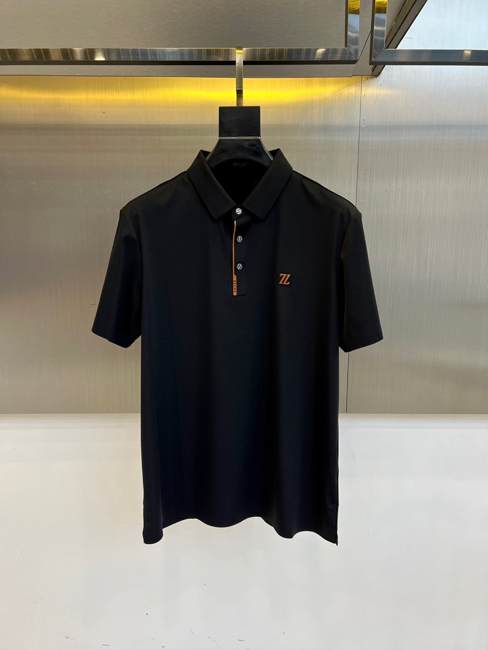 NO:491937,Jenia, 2025s classic iconic logo embellishment elements, classic fashion lapel, Polo shirt short sleeves, trading company channel orders, simple and elegant, fashionable and versatile, and the quality is even more unstriking!  Use imported custom-woven pure cotton bead mesh fabric, which is soft, straight, stylish, breathable and comfortable. The upper body has a good drooping feeling and is not easy to deform! It is even less likely to fade! A clean and refreshing basic POLO shirt style, a small and crisp pointed collar, stylish and fashionable, perfectly combining casual and business!  Fashionable and versatile!  M-4XL (model 173, 143 catties upper body L size), zegna, T-shirt, alexander wang19860909杰尼亚、2025s经典标志性Logo点缀元素 经典时尚翻领 Polo衫短袖 ,贸易公司渠道订单,简约大气,时尚百搭,品相更是无法挑剔！选用客供进口定织纯棉珠地网眼面料,柔软挺阔有型、透气舒适.上身垂感好,不易变形!更不易褪色!干净清爽的基础 POLO衫版型,小巧而挺括的尖领有型又时尚,休闲与商务完美结合！时尚百搭！M-4XL（模特173,143斤上身L码）,,zegna,T-shirt,alexander wang,Men's clothing