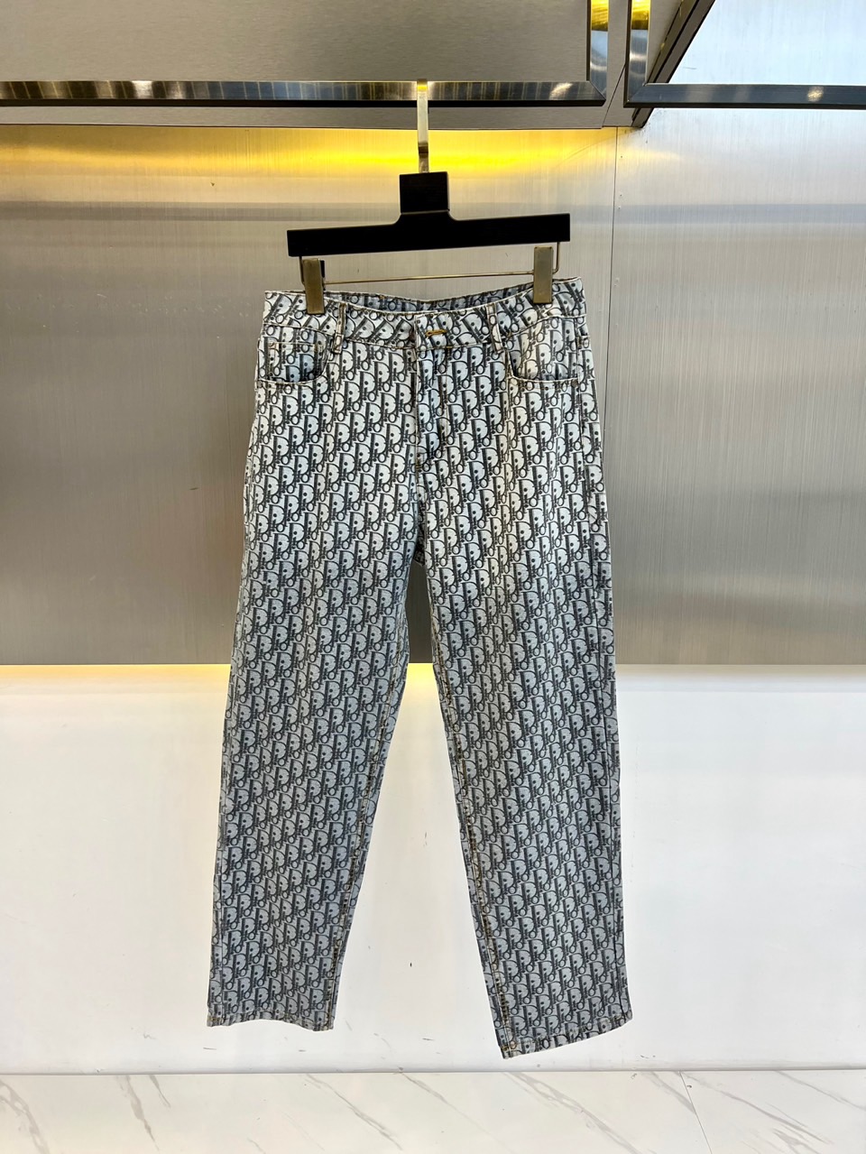 NO:491943,Dior, 25FW new products for men's classic presbyterian elements retro washing jeans!  Selected and supplied to customers to make imported heavy tannin cotton denim fabric carefully made, high-end washing and whitening process, the overall color is simple and outstanding, the fabric is skin-friendly and delicate, and has superior elasticity and comfort!  The classic logo element embroidery is embroidered at the back of the trousers, and the iconic metal twisted buttons are also equipped with fashionable and modern. The details show the brand identity and strongly reflect the overall sense of high-end!  The style is perfectly tailored, the hip lifting effect is excellent, the compatibility is extensive, and it is satisfied with various daily outfits, and it has a lot of upper body styles!  30-36 (none 35),dior,jeans,alexander wang19860909Dior、25FW新品男士经典老花元素复古水洗牛仔裤！甄选客供进口重磅丹宁棉质牛仔面料精心制成,高端水洗磨白工艺处理,整体色泽简约出众,面料质感亲肤细腻,富有优越的弹力与舒适度！裤身后兜处经典徽标元素刺绣点缀,同时搭载标志性金属扭曲纽扣,时髦而摩登,于细节之处即彰显了品牌身份又强烈体现出整体高级感！版型剪裁完美,提臀修身效果绝佳,兼容性广泛,满足于日常各种穿搭,上身型款十足！30-36（无35）,,dior,jeans,alexander wang,Men's clothing