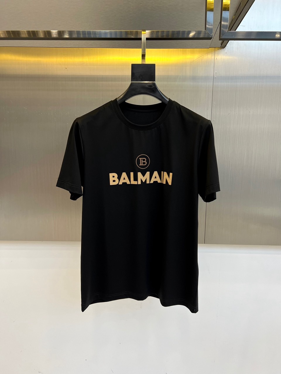 NO:491949,Balmain, a new short-sleeved T-shirt for spring and summer 2025, is available for sale. It uses imported European cotton fabric, Wen Ru is soft, delicate and soft, and the upper body is naturally comfortable and cool, and the classic logo pattern contrasts the color and three-dimensional. The color is very clear, highlighting the overall styling and slimming feeling. The overall craftsmanship line is really impeccable!  M-4XL (model 173, 140 catties upper body L size), balmain, balmain, T-shirt, tees, t-shirt, alexander wang19860909Balmain巴尔曼、2025春夏新品发售新品短袖T恤.采用进口欧棉面料,温儒柔软 细腻柔软 上身自然是舒适 凉爽,经典logo图案撞色时尚立体.颜色十分清晰,非常的凸显整体的造型感以及修身上身感 整体的工艺车线真的是无可挑剔！M-4XL（模特173,140斤上身L码）,,balmain,balmain,T-shirt,tees，t-shirt,alexander wang,Men's clothing