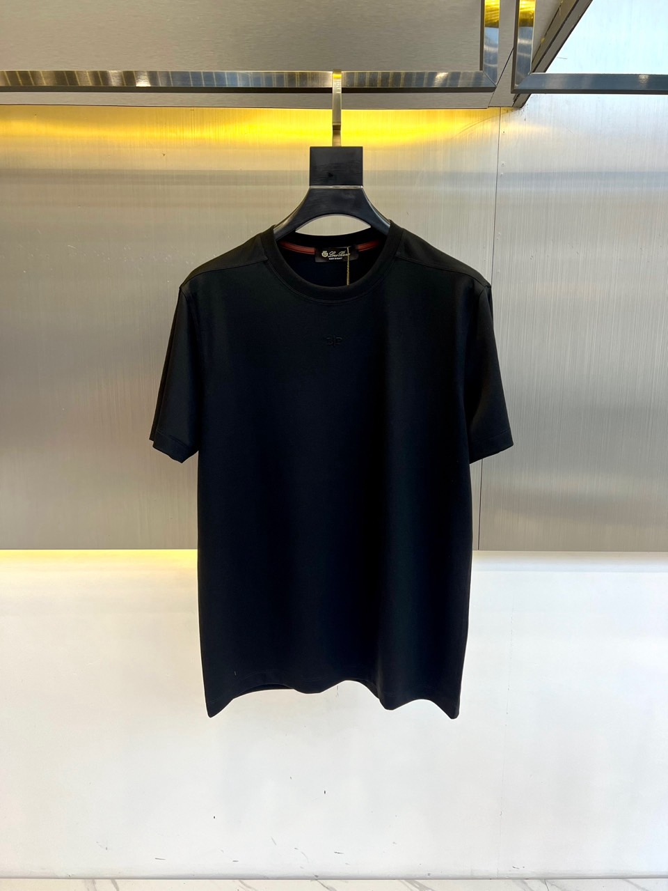 NO:491955,Loro Piana-Lp Old Qianfeng Easy-to-dressing series 2025 spring wear new product, choose this one with high requirements for fabrics and pattern details. Use it to compare the shopping malls and wardrobe must-have classic basic round neck short-sleeved T-shirt. The fabric uses imported high-stringed simmering cotton. The breathability of the rib structure is much higher than that of traditional plain patterns. The dryness and breathability of the strong twisted yarn is much higher than that of traditional thread-distance craftsmanship. While bringing comfort, you can experience the functionality and breathability that only top brands can have. Therefore, the dryness and breathability of this T-shirt is D-level. The surface of the fabric has a subtle texture and a warm luster. It is very high-end and quite textured!  48-56 (please report height and weight by placing an order), loro piana,loro piana,t-shirt,tees,t-shirt,alexander wang19860909Loro Piana-Lp老钱风易穿搭系列2025春装新品,对于面料 与版型 细节有极高要求的选这款.入手随意对比商场 衣橱必备 经典基础款圆领短袖T恤 面料采用进口高支天丝丝光棉,罗纹组织结构的透气性远高于传统的平纹,强捻纱线的干爽感透气度又是远高于传统并线工艺,带来舒适度的同时,让你体会顶级品牌才能有的功能性和透气感,所以这款T恤的干爽透气舒适度都是D级的 面料的表面有细微的纹理感 又有着温润的光泽 很高档颇具质感！48-56（下单请报身高体重）,,loro piana,loro piana,T-shirt,tees，t-shirt,alexander wang,Men's clothing