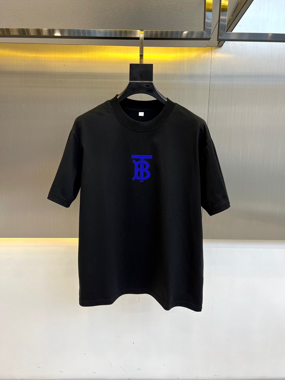 NO:491961,Burberry, 2025 spring and summer men's new round neck short-sleeved T-shirt. Imported fixed-woven fabric is pure cotton, the fabric feels silky and soft, breathable and skin-friendly, and it is extremely comfortable to wear, and the overall texture is quite high!  The iconic logo on the body and chest is complete with three standards and carefully crafted. It is simple, fashionable and classic, and it is eye-catching, with great recognition and class!  The regular casual style cutting design makes it easy to make you look slim and taller!  M-4XL (model 173, 143 catties upper body L size), burberry, T-shirt, tees, t-shirt, alexander wang19860909巴宝莉、2025春夏男士新款圆领短袖T恤.进口定织面料纯棉、面料手感丝滑柔软,透气亲肤性极佳,着身无比的舒适,整体质感相当之高！衣身胸前标志性Logo,三标齐全、重工艺精心打造,简约时尚经典让人眼前一亮,极具辨识度与档次感！常规的休闲版型裁剪设计,轻松凹出显瘦显高身型！M-4XL（模特173,143斤上身L码）,,burberry,T-shirt,tees，t-shirt,alexander wang,Men's clothing