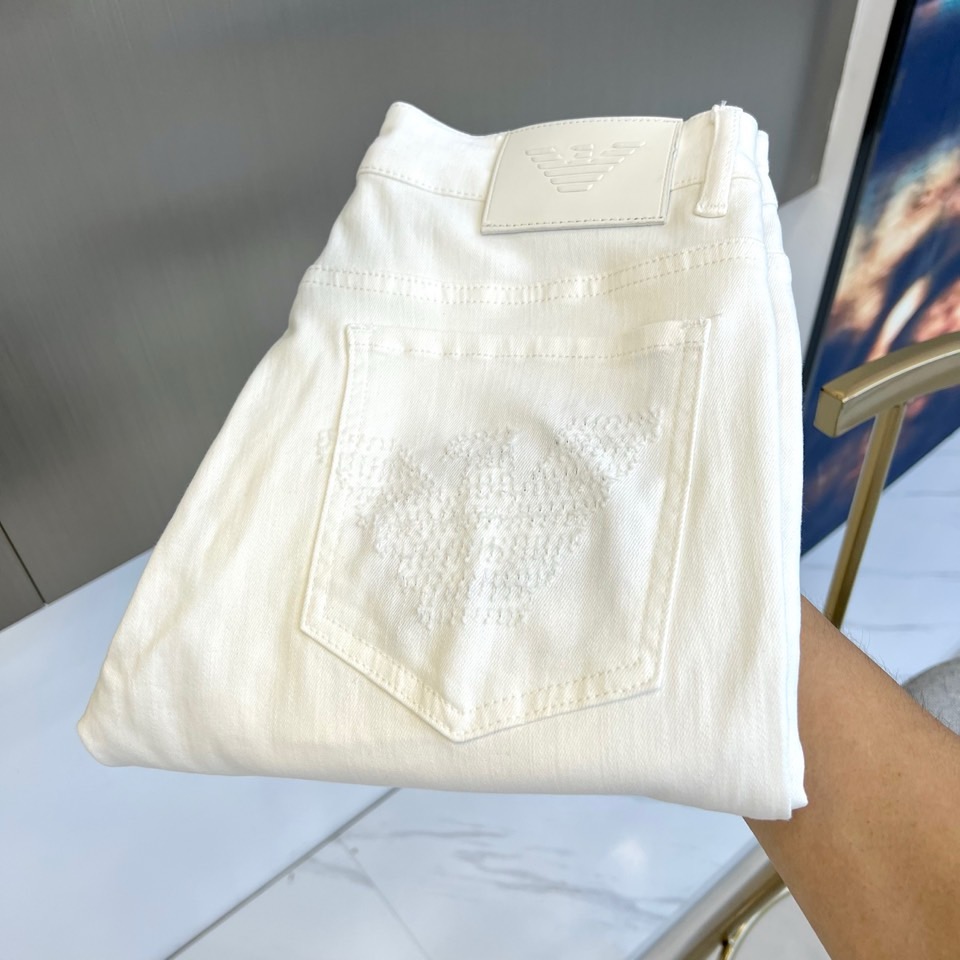 NO:491905,Armani, 2025s spring and summer new products of washing fabric jeans, men's back pocket brand classic logo, slim straight jeans trousers. This trouser is selected for imported top 95 cotton 5 spandex daily blended denim fabric made of washing denim. It has been processed through multiple washing processes, making it very soft and comfortable to fit!  The whole pair of trousers presents a very pleasing and fashionable retro blue effect, and the touch is soft and skin-friendly. It is comfortable and breathable and has a crisp texture. It is a versatile style that can be controlled by commuting all seasons!  28-38 (no 37), Armani,jeans,alexander wang19860909阿玛尼、2025s春夏新品水洗面料牛仔裤,男士后口袋品牌经典徽标、修身直筒牛仔长裤.此款裤装精选客供进口顶级95棉5氨纶日制混纺牛仔面料制作而成水洗牛仔,经多道水洗工艺加工处理,贴身非常绵软舒适！整条裤装呈现出非常养眼时髦的复古蓝色效果,同时手感更是柔软亲肤,着穿舒适透气且不失挺括质感,四季通勤皆可驾驭的百搭款式！28-38（无37）,,armani,jeans,alexander wang,Men's clothing