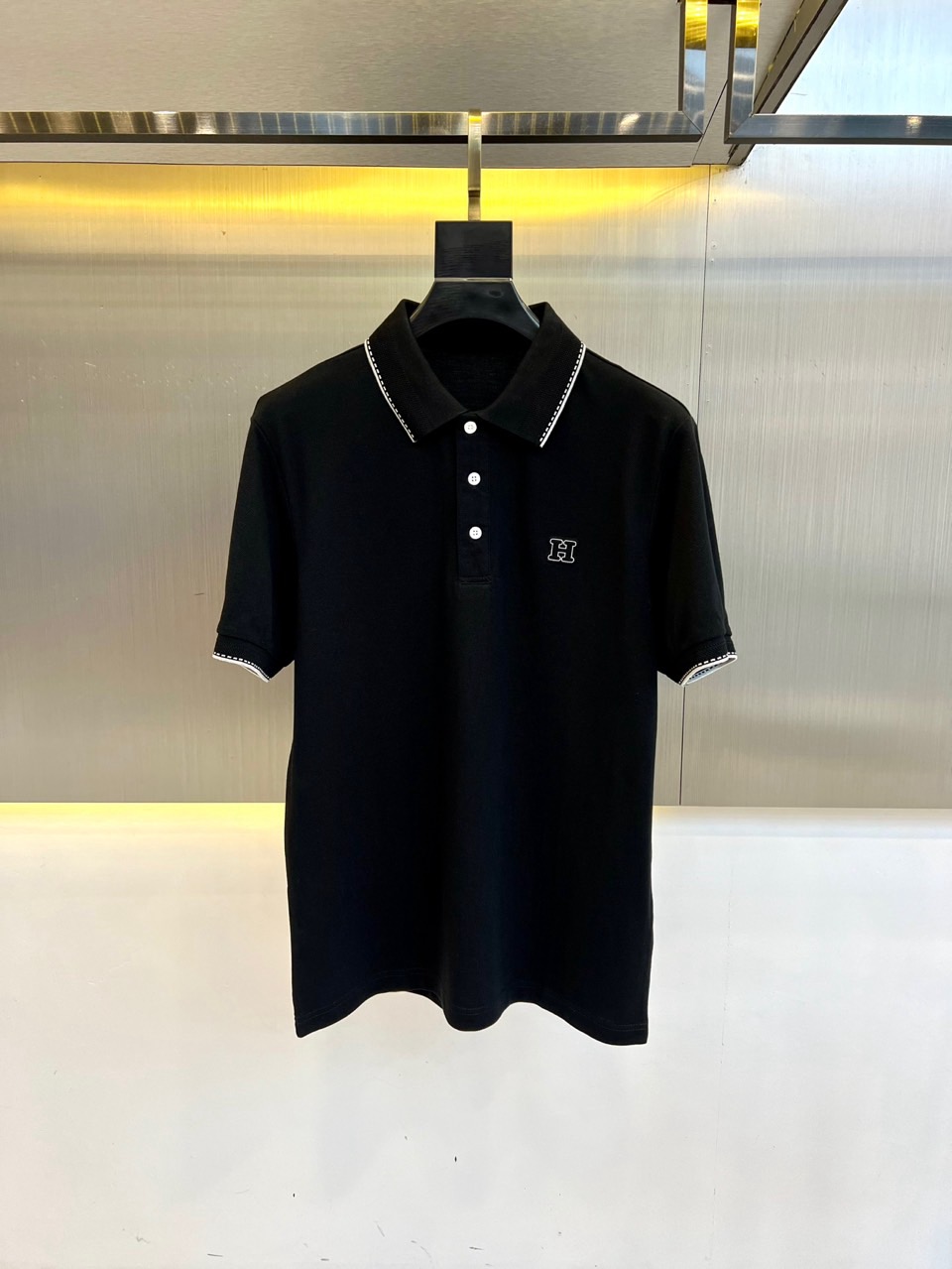 NO:491912,H Hermes and 25s new products are on sale, men's lapel semi-zipper short-sleeved T-shirt POLO shirt, imported resident mercerized cotton short-sleeved T-shirt, Wen Ru soft, delicate and soft, the upper body is naturally comfortable, cool, the color is very clear, and does not fade, which highlights the overall styling and body-slimming feeling. 48-56 (model 173, 143 catties upper body 50 sizes), hermes, T-shirt,tees, t-shirt,alexander wang19860909H爱马仕、25s新品发售,男士翻领半拉链短袖T恤POLO衫,进口驻地丝光棉短袖T恤,温儒柔软 细腻柔软 上身自然是舒适 凉爽,颜色十分清晰,不掉色,非常的凸显整体的造型感以及修身上身感.48-56（模特173,143斤上身50码）,,hermes,T-shirt,tees，t-shirt,alexander wang,Men's clothing