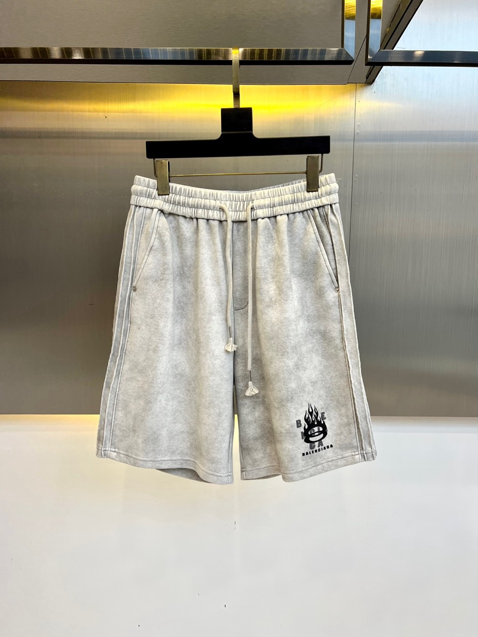 NO:491919,Balenciaga and 2025ss summer new products are available for shorts!  The imported high-density knitted pure cotton material is smooth and simple, skin-friendly and refreshing. The softness and comfort of the fabric are impeccable and highly recognizable. There is absolutely no mistake in the upper body, and the matching performance is undoubtedly the waist design, elastic elastic waist circumference modification!  Each piece of high-end craftsmanship determines success or failure!  Very good quality and a fashionable item!  48-56 (order information about height weight waist circumference), balenciaga, shorts, alexander wang19860909巴黎世家、2025ss夏季新品发售短裤！甄选客供进口高密针织纯棉材质,平整简约,亲肤透爽.面料的柔软性舒适性也都是无可挑剔的、辨识度高,上身绝对不会出错,搭配性能更是毫无疑问,腰身设计松紧弹力腰围修饰！高端工艺每件决定成败！ 品质质感非常不错一款时尚单品！48-56（下单情报身高体重腰围）,,balenciaga,shorts,alexander wang,Men's clothing