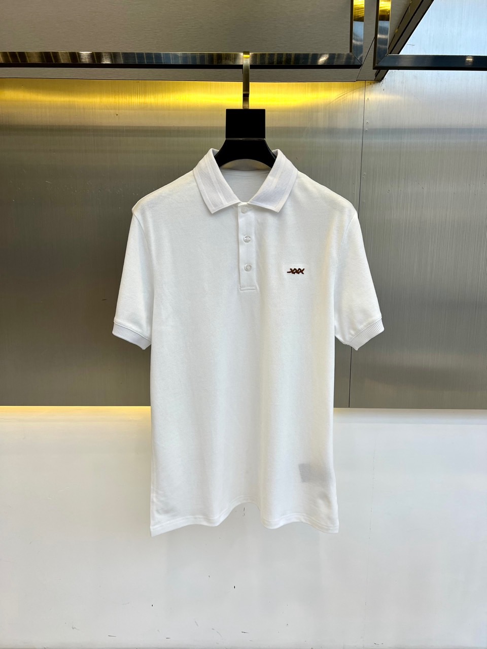 NO:491932,Zegn, 2025 spring and summer new men's fashion business casual short-sleeved polo shirt, a casual short-sleeved shirt dominated by fabrics and craftsmanship, based on mercerized cotton. It abandons the previous style and tone and takes the minimalist route. It is very pure and neat and clean, classic style, calm and atmospheric, and can easily highlight the texture. It is a color scheme with wide compatibility, both business and casual and fashionable, both solemn and harmonious, with a full style aura!  Customer-supplied pearl mercerized cotton fabric, with excellent touch experience, first-class tailoring, extremely smooth and perfect lines, impeccable details, and a strong overall sense of quality. You must buy in spring and summer!  48-56 (model 173, 143 catties upper body 50 sizes), zegna, T-shirt, alexander wang19860909Zegn杰尼亚、2025春夏新品男士时装商务休闲短袖polo衫,以面料和工艺为主导的一款休闲短袖,驻地丝光棉材质.摒弃了以往的风格与基调,走了极简的路线,非常纯粹且利落干净,经典版型,沉稳大气,极易凸显质感亦是兼容性广泛的配色,即可商务也可休闲时髦,亦庄亦谐,自带满格气场！客供珠地丝光棉面料,触感体验极佳,剪裁一流,线条感极致流畅完美,细节无可挑剔,整体品质感极强,春夏必入款！48-56（模特173,143斤上身50码）,,zegna,T-shirt,alexander wang,Men's clothing