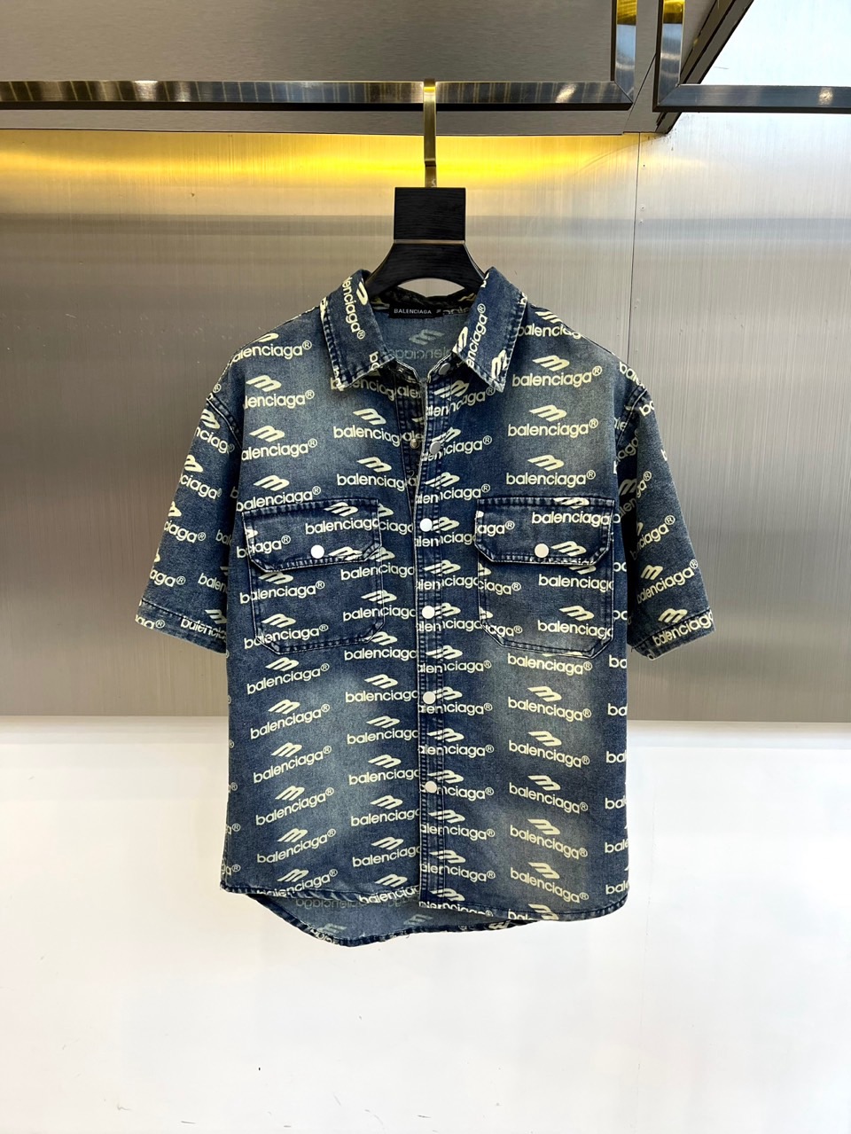 NO:491950,Balenciaga, 2025, summer denim short-sleeved lapel jacket, custom-made washing denim fabric, excellent style, white short-sleeved T-shirt inside, very capable, in the monotonous summer, gives you a different outfit experience, size 48-56 (model 173-140 catties upper body 50 sizes),, balenciaga, jackets & coats, T-shirt,tees, t-shirt,alexander wang19860909巴黎世家、2025、夏季牛仔短袖翻领外套、定制洗水牛仔面料、绝佳版型、内搭白色短袖T恤、非常的干练、在单调的夏季、给到您不一样的穿搭体验、尺码48-56（模特173-140斤上身50码）,,balenciaga,jackets & coats,T-shirt,tees，t-shirt,alexander wang,Men's clothing