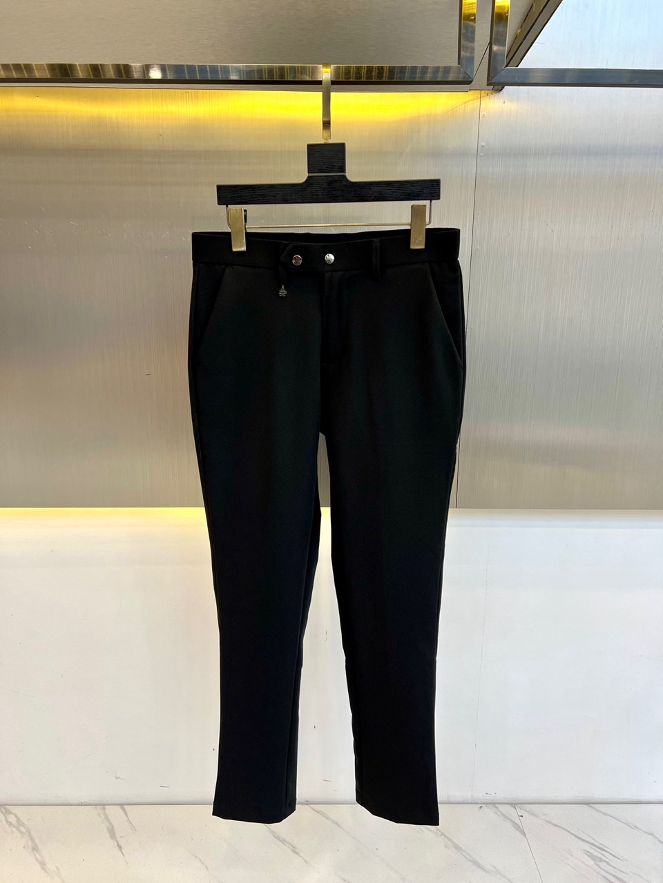 NO:491956,Prada, 25 spring and summer new business casual trousers, roll-up trousers. Fine imitation fabric, mixed with golden ratio material. The fabric is high-density and fine, with a wide and delicate texture, with good thermal and anti-wrinkle characteristics. The noble feeling is obvious at a glance!  The webbing at the waist boasts a brand identity. The LOGO embellishes the side of the pants and is matched with the small metal LOGO at the back pocket. Customized customer-supplied metal texture logo accessories. The details are considered in full. The workmanship is really exquisite. The wiring is fine and well-proportioned. It can be competent for all occasions in business or leisure!  29-38 (no 35,37), prada, gold, alexander wang19860909普拉达、25春夏新品商务休闲西裤挽脚九分裤.精仿面料,黄金比例的材质混纺.面料高密且精细 质地挺阔细腻,具备良好的免烫抗皱特性,高贵的感受上手便一目了然！腰间织带标榜了品牌身份 裤身侧边LOGO点缀 搭配后袋处小金属LOGO 定制客供金属质感logo配件 在细节上考虑的面面俱到 做工真的极其精湛 走线细密匀称,无论是商务还是休闲时候都能胜任各种场合的最佳强货！29-38（无35,37）,,prada,gold,alexander wang,Men's clothing