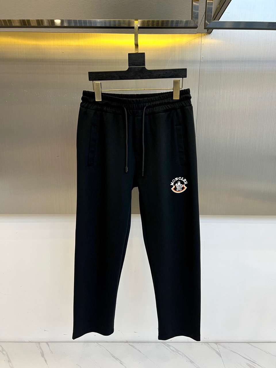 NO:491962,The new men's drawstring casual embroidered sports sweatpants for 25s spring and summer are newly released for new customization, with meticulous details, creating the evergreen tree's evergreen without getting greasy and comfortable and versatile. As one of the fashionable items that men can wear at any time and anywhere, the simple design of casual pants is combined with high-end fabrics, fine embellishments, and three-dimensional tailoring, so that you can avoid being too mature and stable, but more self-indulgent and personality. The imported long velvet cotton fabric is customized, and the sag behind the upper body is also very good. The three-dimensional tailoring is straight and the upper body is produced by the original manufacturer, and the perfect quality is shipped!  48-56 (please report waist size by placing an order), Moncler, alexander wang19860909蒙口、25s春夏新品男士抽绳休闲刺绣运动卫裤,全新发布新款定制,细节一丝不苟,打造出了常青树的百看不腻以及舒适百搭.休闲运动裤作为随时随地男人都能穿搭的时尚单品之一,休闲裤简洁的设计配合高档面料,细节点缀,立体剪裁,让你避免太过于成熟稳重,而是多了几分自我和个性.进口长绒精棉面料定制打造,上身后垂度也非常好,立体剪裁上身挺拔,原厂原单出品,完美品相出货！48-56（下单请报腰围尺寸）,,Moncler,alexander wang,Men's clothing