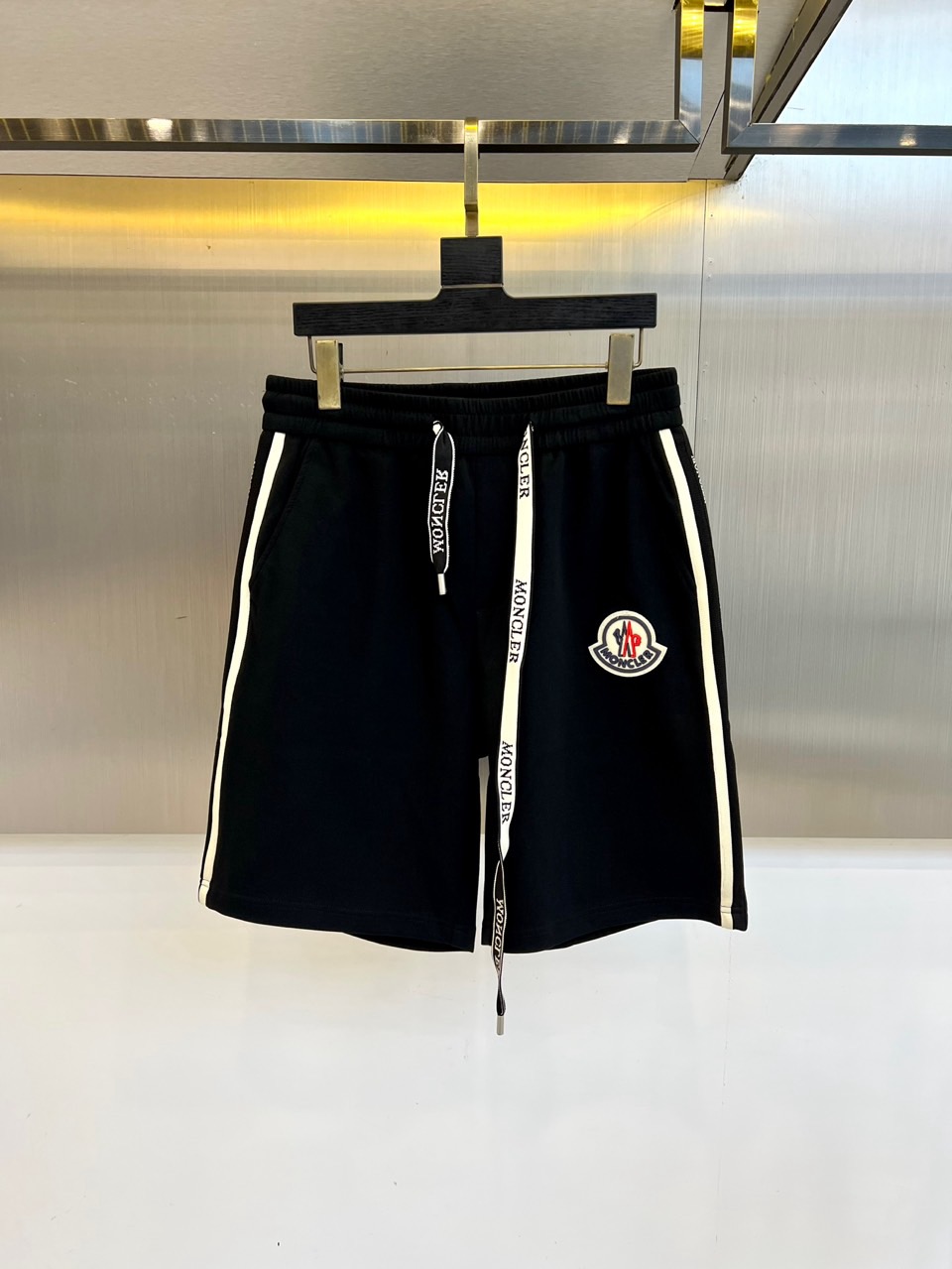 NO:491967,Shorts for cloaking and 2025ss summer new products are available for sale!  The imported high-density knitted pure cotton material is smooth and simple, skin-friendly and refreshing. The softness and comfort of the fabric are impeccable and highly recognizable. There is absolutely no mistake in the upper body, and the matching performance is undoubtedly the waist design, elastic elastic waist circumference modification!  Each piece of high-end craftsmanship determines success or failure!  Very good quality and a fashionable item!  48-56 (order information about height weight waist circumference), Moncler, shorts, alexander wang19860909蒙口、2025ss夏季新品发售短裤！甄选客供进口高密针织纯棉材质,平整简约,亲肤透爽.面料的柔软性舒适性也都是无可挑剔的、辨识度高,上身绝对不会出错,搭配性能更是毫无疑问,腰身设计松紧弹力腰围修饰！高端工艺每件决定成败！ 品质质感非常不错一款时尚单品！48-56（下单情报身高体重腰围）,,Moncler,shorts,alexander wang,Men's clothing