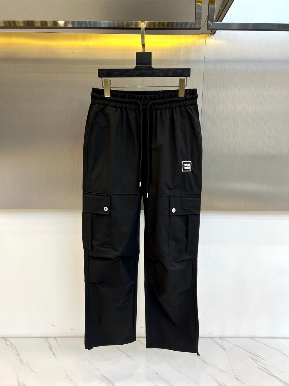 NO:491975,Miumiu and 25s spring and summer new men's drawstring casual work pants are newly released. The details are meticulous, creating the evergreen tree's evergreen without getting greasy and comfortable and versatile. As one of the fashionable items that men can wear at any time and anywhere, the simple design of casual pants is combined with high-end fabrics, fine embellishments, and three-dimensional tailoring, so that you can avoid being too mature and stable, but more self-centered and personalized. The imported long velvet cotton fabric is customized, and the sag behind the upper body is also very good. The three-dimensional tailoring is straight and the upper body is produced by the original manufacturer, and the perfect quality is shipped!  M-3XL (please report waist size by ordering), miumiu, alexander wang19860909miumiu、25s春夏新品男士抽绳休闲工装裤,全新发布新款定制,细节一丝不苟,打造出了常青树的百看不腻以及舒适百搭.休闲运动裤作为随时随地男人都能穿搭的时尚单品之一,休闲裤简洁的设计配合高档面料,细节点缀,立体剪裁,让你避免太过于成熟稳重,而是多了几分自我和个性.进口长绒精棉面料定制打造,上身后垂度也非常好,立体剪裁上身挺拔,原厂原单出品,完美品相出货！M-3XL（下单请报腰围尺寸）,,miumiu,alexander wang,Men's clothing