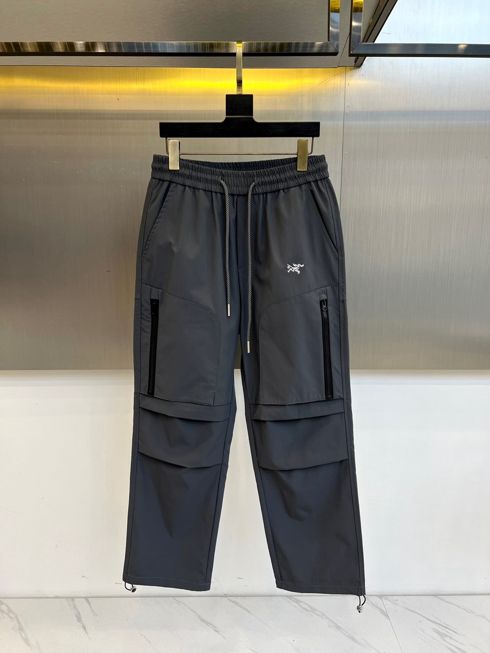 NO:494142,Archaeopteryx, new spring and summer sports pocket design work pants. The fabric gives full marks!  The high-density fabric feels invincible and smooth, and a pair of stylish pants is hard to come by, so don't miss it. The upper body effect is great, and the shorts I'm most looking forward to this year!  Although the price is relatively high, I believe everyone's vision, various craftsmanship, and fabrics are indeed worth the price. The upper body will definitely surprise you when you receive the goods, the elastic waist circumference of the strap, casual work style. The fabric is very textured and the upper body is stylish. S-2XL (order information about height, weight, waist circumference), arc'teryx, shorts, alexander wang19860909始祖鸟、春夏新款运动口袋设计工装裤.面料给满分！高密度面料手感无敌顺滑,一条有逼格的裤子 可遇不可求,千万不要错过,上身效果超棒,今年最期待的一款短裤！价格虽然偏高,但是相信大家的眼光,各种工艺,面料的确值这个价格,收到货上身绝对给你惊喜,系带式弹力腰围,休闲工装风.面料很有质感.上身有型.S-2XL（下单情报身高体重腰围）,arc'teryx,shorts,alexander wang,Men's clothing