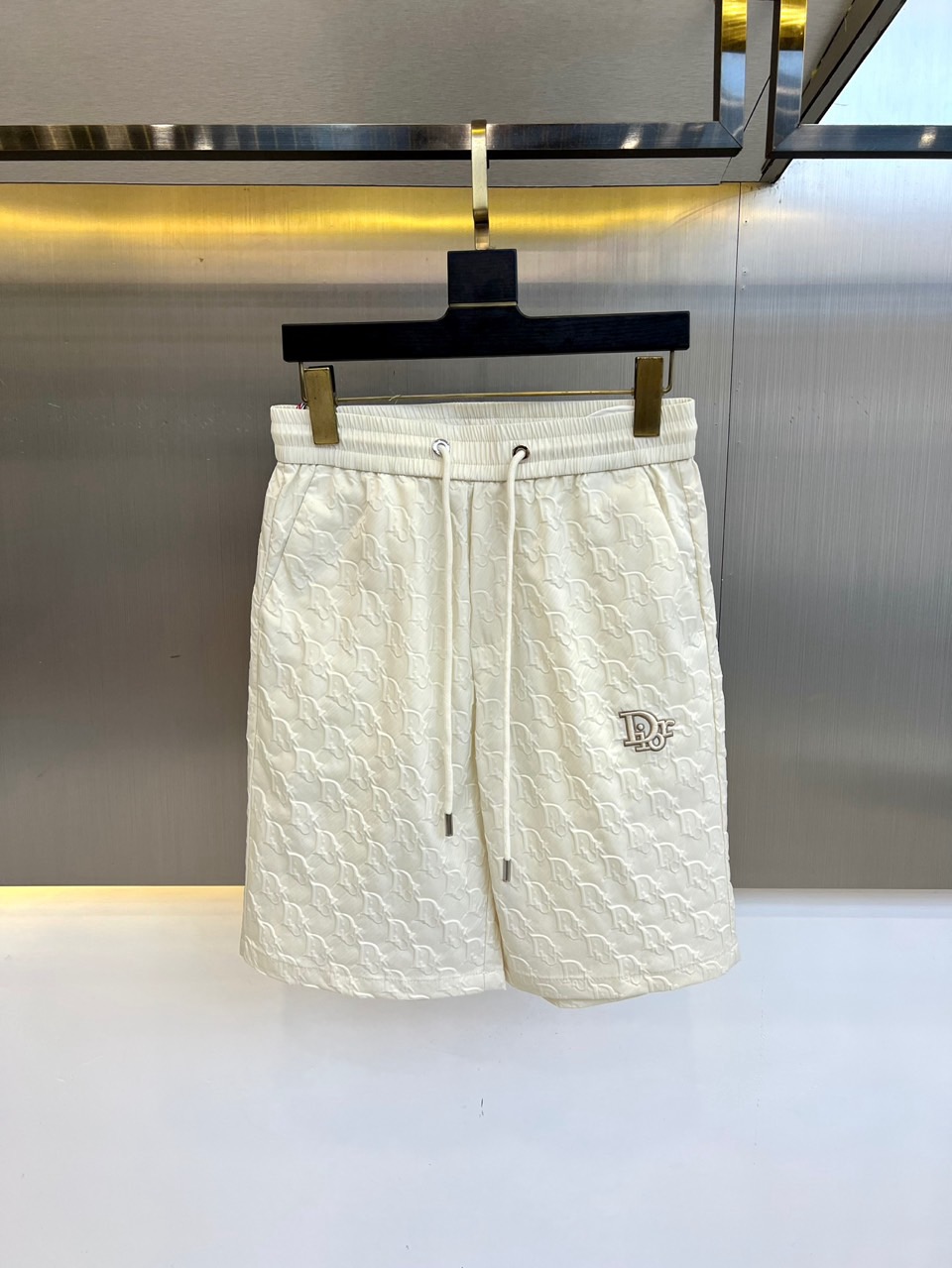 NO:494149,Dior, 25s spring and summer new casual shorts!  Fashionable sports shorts that are a must-have in spring and summer are suitable for all occasions. They appear very frequently. Don’t miss them if you like them!  This high-quality fabric is 95 polyester fiber 5 spandex, the texture of the cloth is flat and clear, and the heavy-work full-frame raised logo is good. The garment has good moisture absorption and breathability, soft and elastic, and is extra flexible, elastic, long-lasting and durable, making it more eye-catching, high-end and recognizable!  While improving visual fashion, it makes the overall contour feel stronger, and its personality reduces age and is not restricted by age!  High elastic drawstring elastic waist + simple and versatile upper body, and you can match it with a short T-piece, which is very handsome!  29-38. No 37 (please report height and weight by placing an order),,dior,shorts,alexander wang19860909Dior、 25s春夏新款休闲短裤！春夏季必入的时尚运动短裤,适用于各种场合,出镜率非常高,喜欢的不要错过哦！此款精选高品质面料95聚酯纤维5氨纶、布面纹理平整清晰,重工满幅凸起logo,成衣具有良好的吸湿透气性,柔软有弹力,,格外柔韧有弹性持久耐用,显得更加醒目高级且富有辨识度！提升视觉时髦度的同时,使得整体轮廓感更强,个性减龄、不受年龄阶段的限制！高弹力抽绳松紧裤腰+上身简约百搭、任意搭配一件短T就很是帅气！29-38、无37（下单请报身高体重）,,dior,shorts,alexander wang,Men's clothing