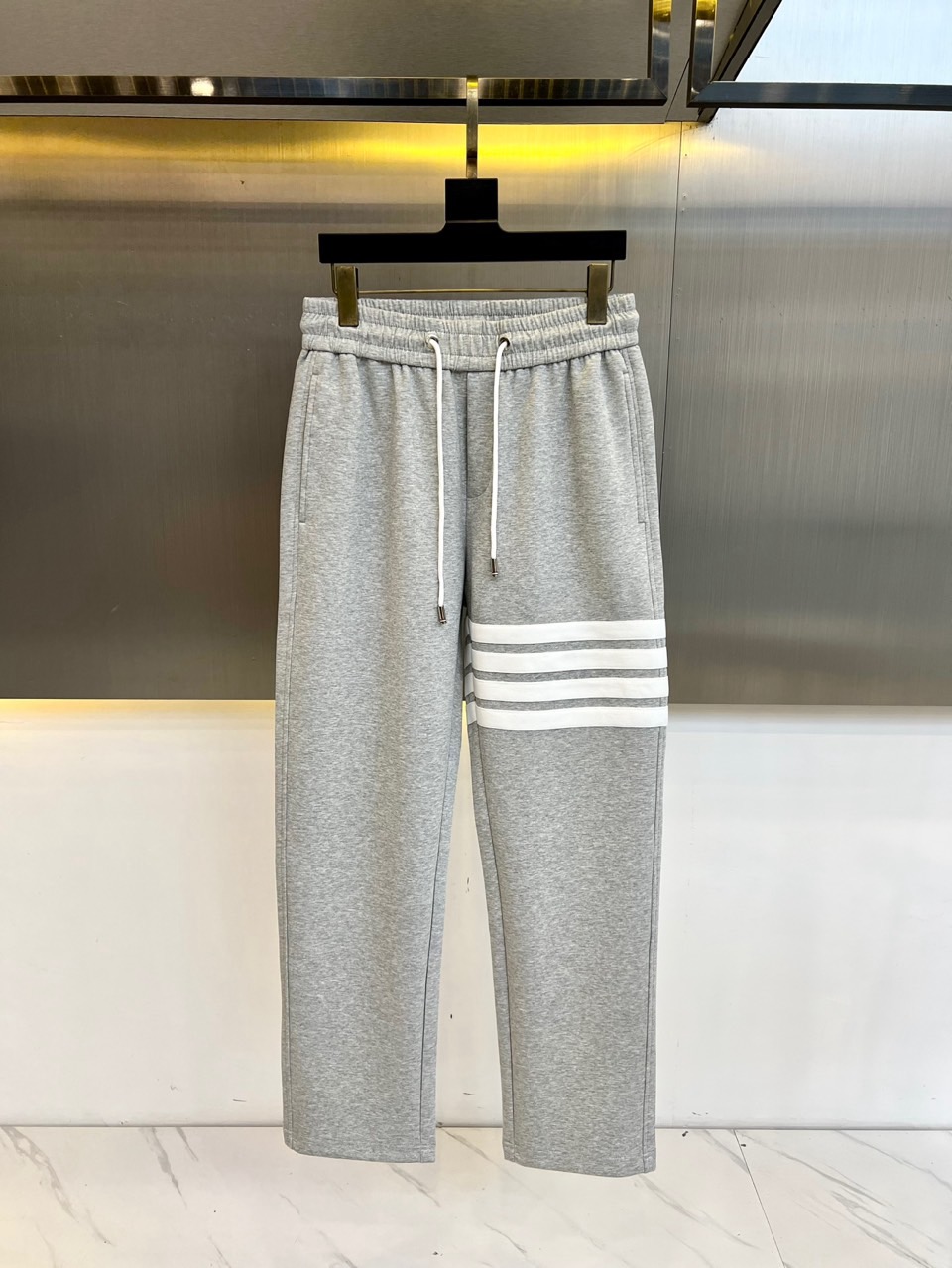NO:494156,Tb Tom Brown, 25s spring and summer new casual straight sports sweatpants, a versatile sweatpants, simple and stylish design style of the whole casual pants is simple and fashionable, medium-weight cotton thick sweatpants, and the fabric is also very heavy nylon 67 viscose 25 spandex 8 mixed fiber ingredients, moderate thickness and soft and comfortable touch, bright and clear texture on the surface, looks very textured, and has a high-end charm. This high-quality fiber has a smooth surface and is rarely curled, and the touch is soft and smooth and delicate!  48-56 (please report height and weight by placing an order), thom browne, alexander wang19860909Tb汤姆布朗、25s春夏新款休闲直筒运动卫裤,一件百搭卫裤,简约又有腔调 整条休闲裤的设计风格简洁时尚,中克重棉质加厚运动裤,面料也很重磅锦纶 67粘胶 25氨纶 8混合纤维成分,厚度适中触感柔和舒适,表面亮泽清晰的纹理,看上去非常有质感,细品高级韵味十足,这种优质的纤维,表面光滑,极少卷曲,手感软又滑很细腻！48-56（下单请报身高体重）,,thom browne,alexander wang,Men's clothing