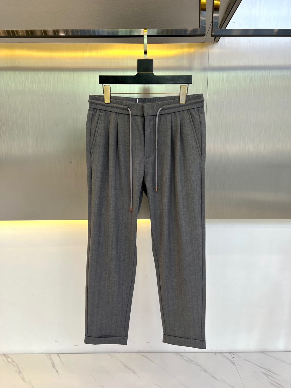 NO:494162,BC, 25 spring and summer new product business casual trousers and trousers. The fine imitation fabric is blended with golden ratio material. The fabric is high-density and fine, with a wide and delicate texture, with good thermal and anti-wrinkle characteristics. The noble feeling is clear at a glance!  Simple, elegant and fashionable style, with comprehensive consideration of details. The workmanship is really exquisite. The wiring is fine and well-proportioned. It can be competent for all occasions in business or leisure!  48-58 (order information about height weight waist circumference), gold, alexander wang19860909BC、25春夏新品商务休闲九分裤西裤.精仿面料黄金比例的材质混纺.面料高密且精细 质地挺阔细腻,具备良好的免烫抗皱特性,高贵的感受上手便一目了然！简约大气时尚款、在细节上考虑的面面俱到 做工真的极其精湛 走线细密匀称,无论是商务还是休闲时候都能胜任各种场合的最佳强货！48-58（下单情报身高体重腰围）,,gold,alexander wang,Men's clothing