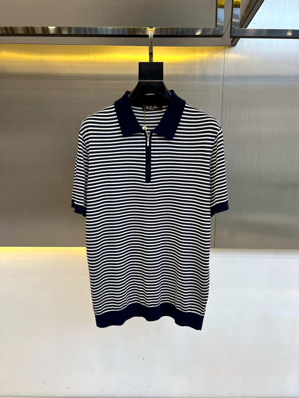 NO:494168,Loro Piana-Lp Island Cotton Short-Sleeve Lapel T-shirt Polo Shirt. The body is crochet pattern, and the classic POLO collar design. The clothes feel soft and skin-friendly. They are visually exquisite, textured and noble, very simple and very quality. They can be used as an inner layer in early spring, and can be worn alone in summer, and can be matched in various forms. The collision of colors and art, and the unique neutral tones instantly illuminate your overall shape. The lapel design that combines classic and fashion is matched with a striking semi-zipper to show a unique taste and fashion attitude, simple without losing style. Just be business and casual, versatile and not picky!  48-56 (model 173, 143 catties upper body 50 sizes), loro piana, loro piana, T-shirt, tees, t-shirt, alexander wang19860909Loro Piana-Lp海岛棉短袖翻领T恤Polo衫.衣身上是钩花图案,经典POLO领设计,衣服触感柔软亲肤,视觉上很精致、有质感、高贵,非常简单也很显品质.早春可作为内搭,夏季可单独穿着,可以搭配出多种形式.色彩与艺术的碰撞,独特的中性色调,瞬间点亮你的整体造型,经典与时尚融合的翻领设计,搭配醒目半拉链,彰显独特品味与时尚态度,简约而不失格调.商务休闲俩即可,百搭不挑！48-56（模特173,143斤上身50码）,,loro piana,loro piana,T-shirt,tees，t-shirt,alexander wang,Men's clothing